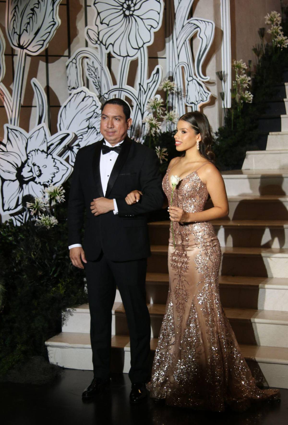 Del brazo de sus madres y padres: elegante desfile de los seniors de Del Campo School