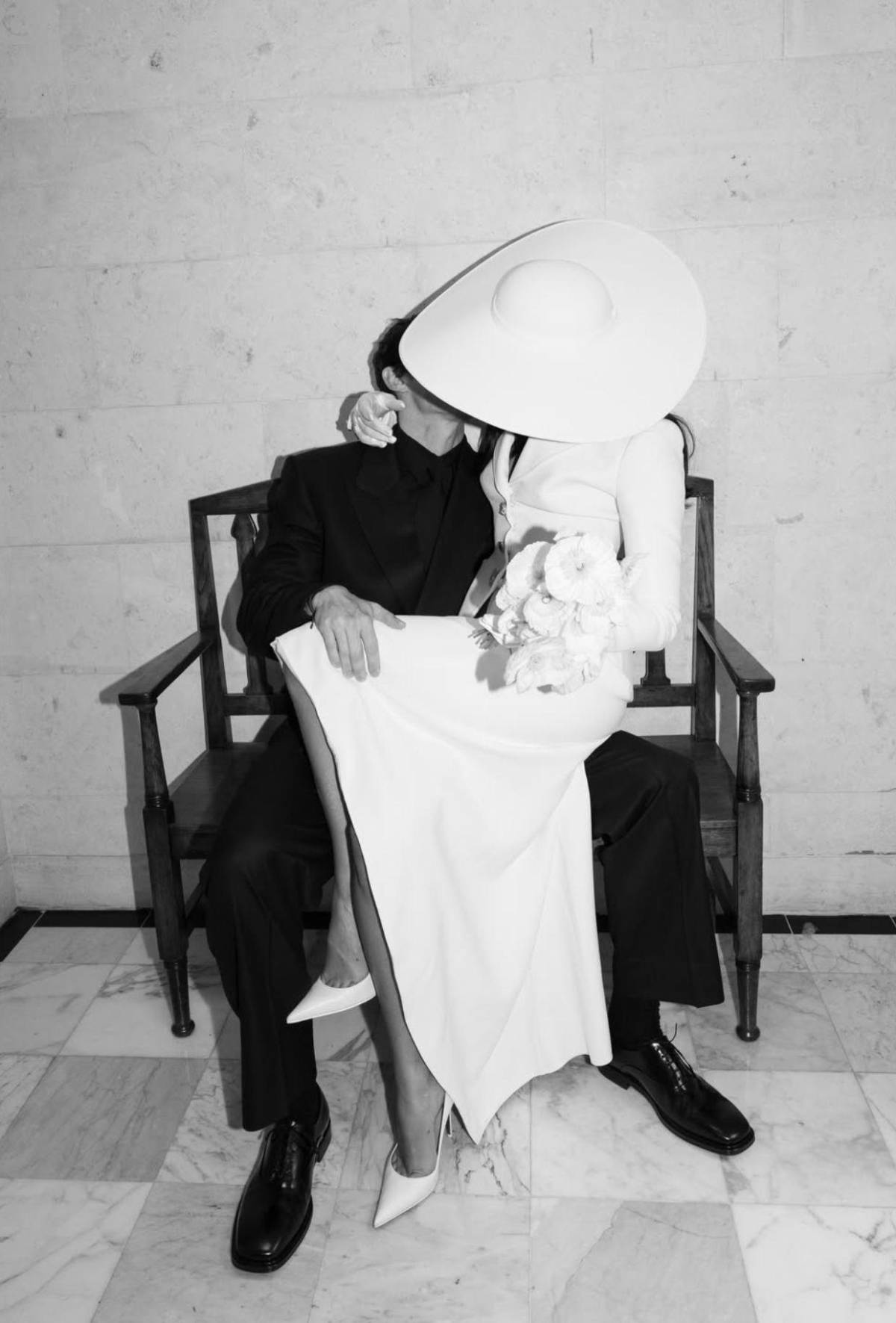 Románticas y delicadas: Dua Lipa revela las fotos oficiales de su boda con Callum Turner