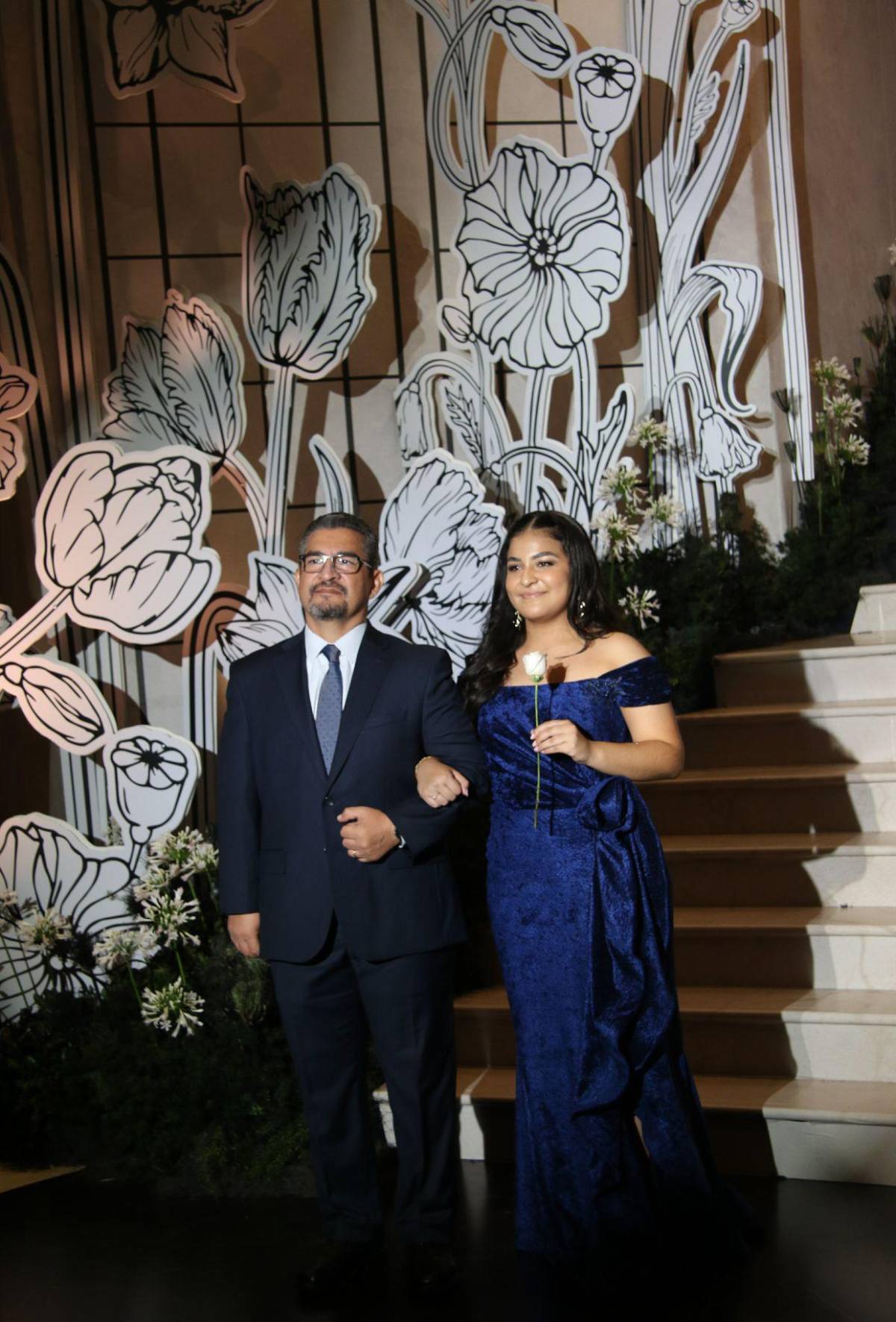 Del brazo de sus madres y padres: elegante desfile de los seniors de Del Campo School