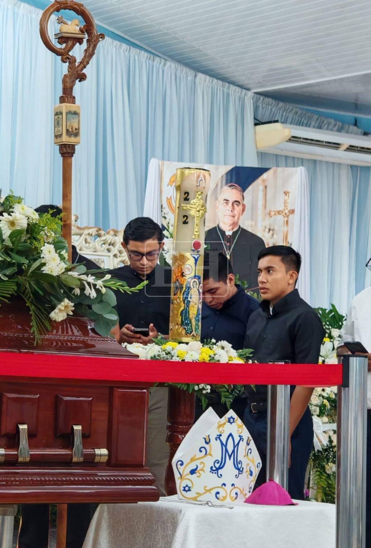 Feligreses se despiden de monseñor Teodoro Gómez en su velatorio en Choluteca