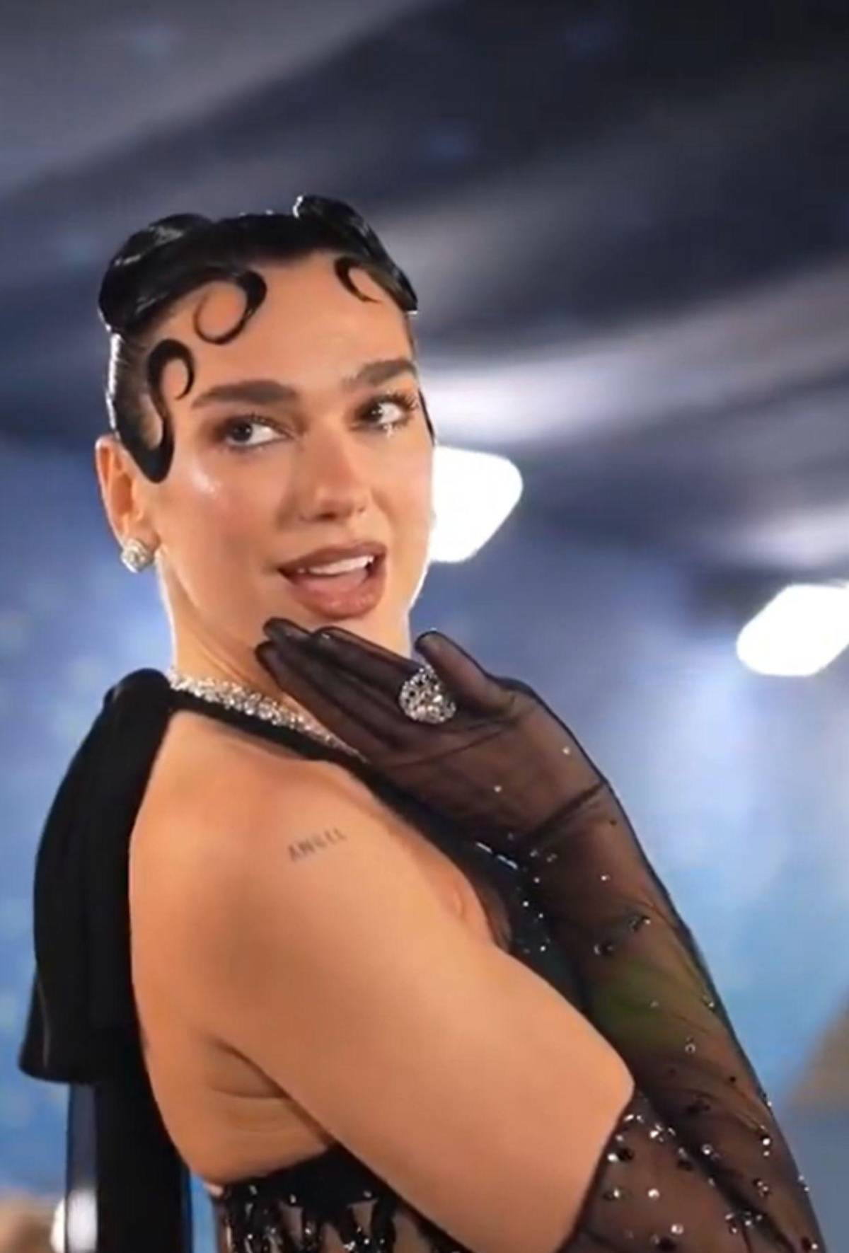 Vestida de negro y con transparencias, así fue el look de Dua Lipa en la Met Gala 2025