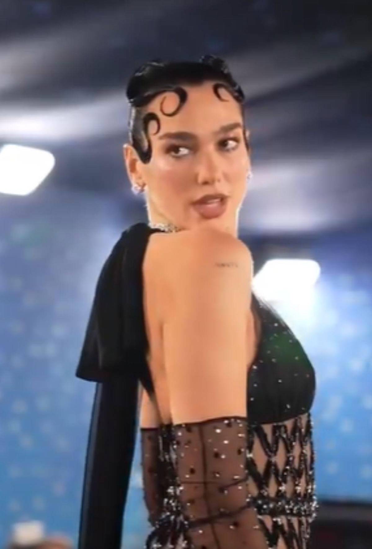 Vestida de negro y con transparencias, así fue el look de Dua Lipa en la Met Gala 2025