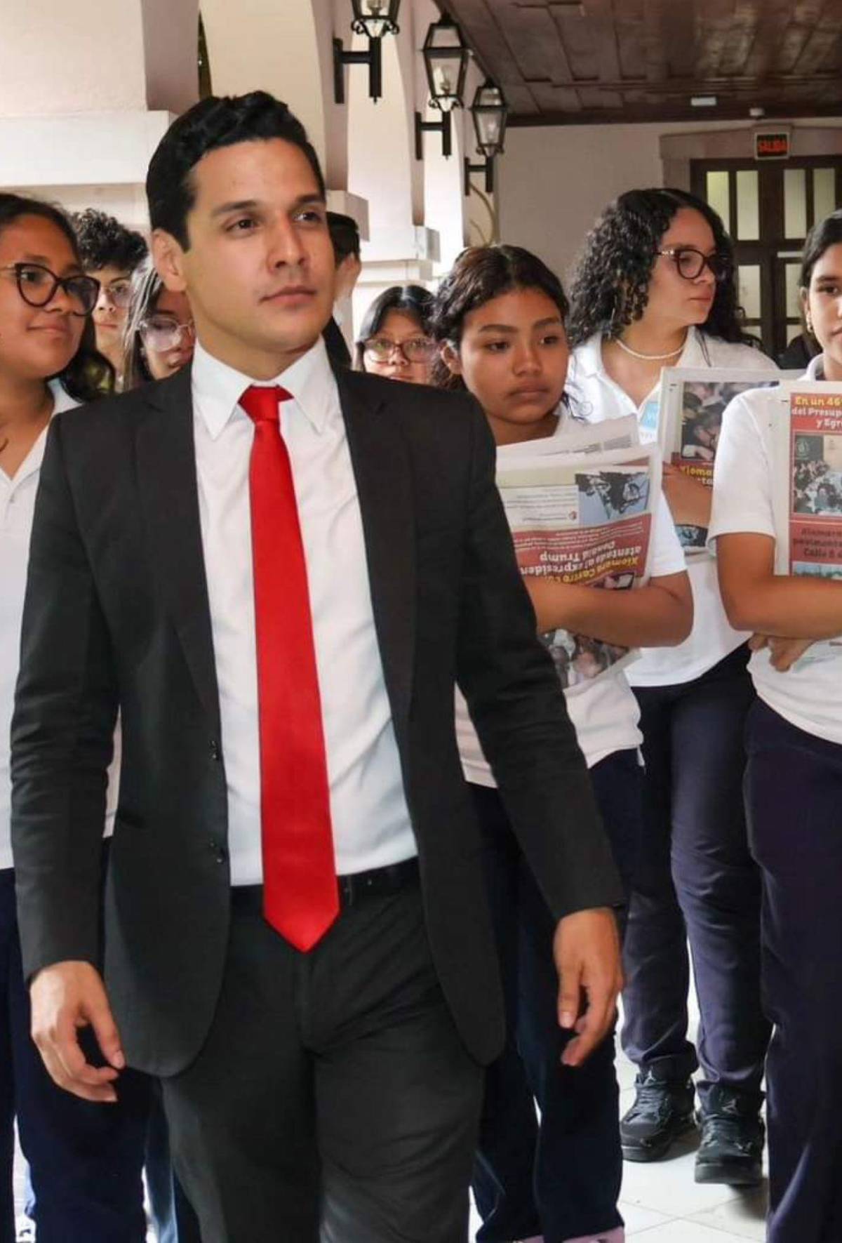 Tiene dos cargos: Carlos Estrada y sus funciones tras renuncia como subsecretario de Prensa