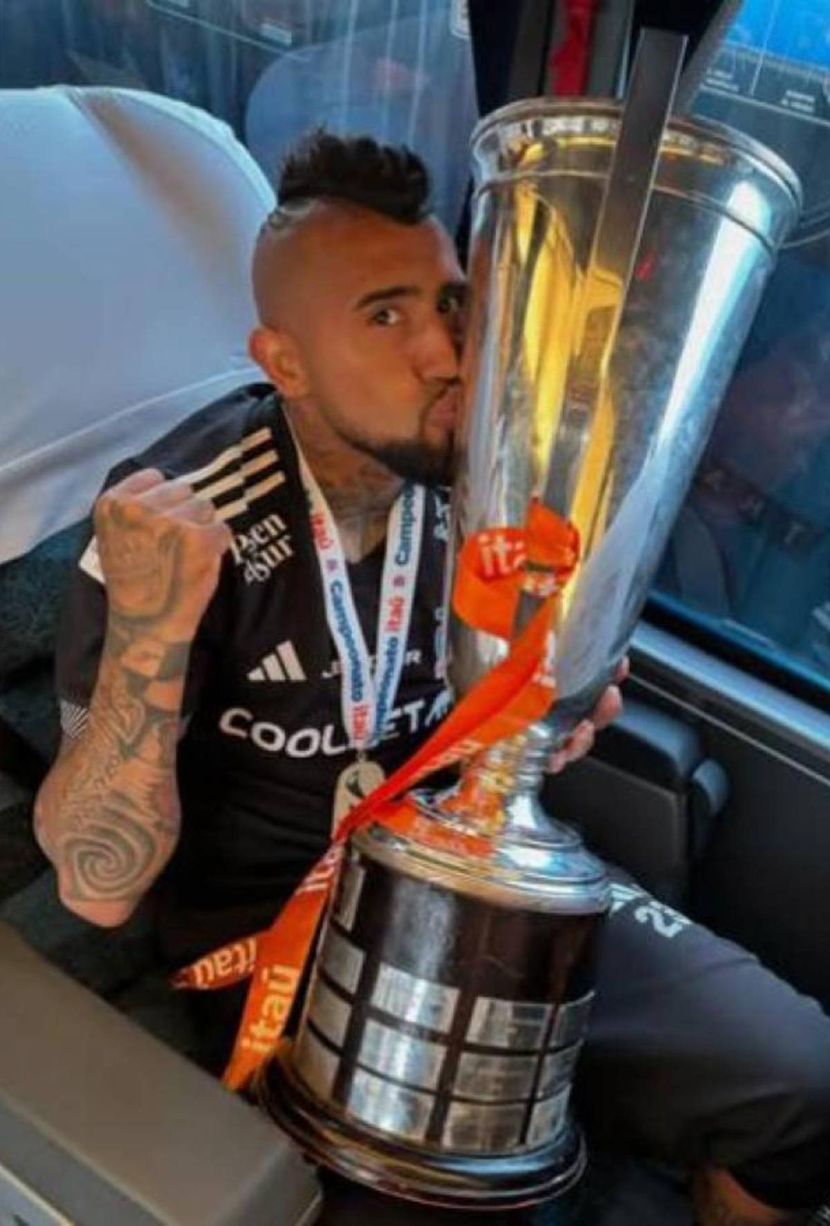 Arturo Vidal sorprende con sus vacaciones lujosas al lado de su bella esposa: “Vivo mi vida”