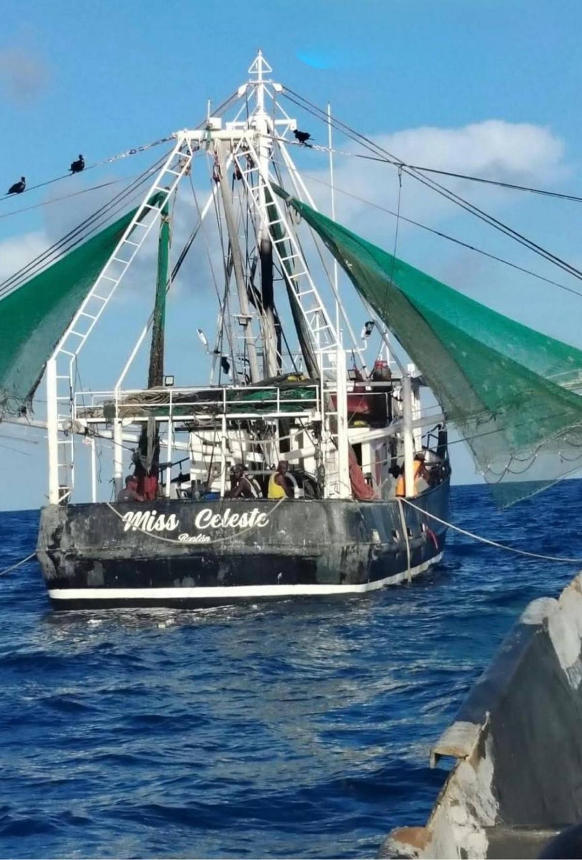Incautan 36 fardos de drogas tras operativo en Barra Patuca; varios habían sido lanzados al mar