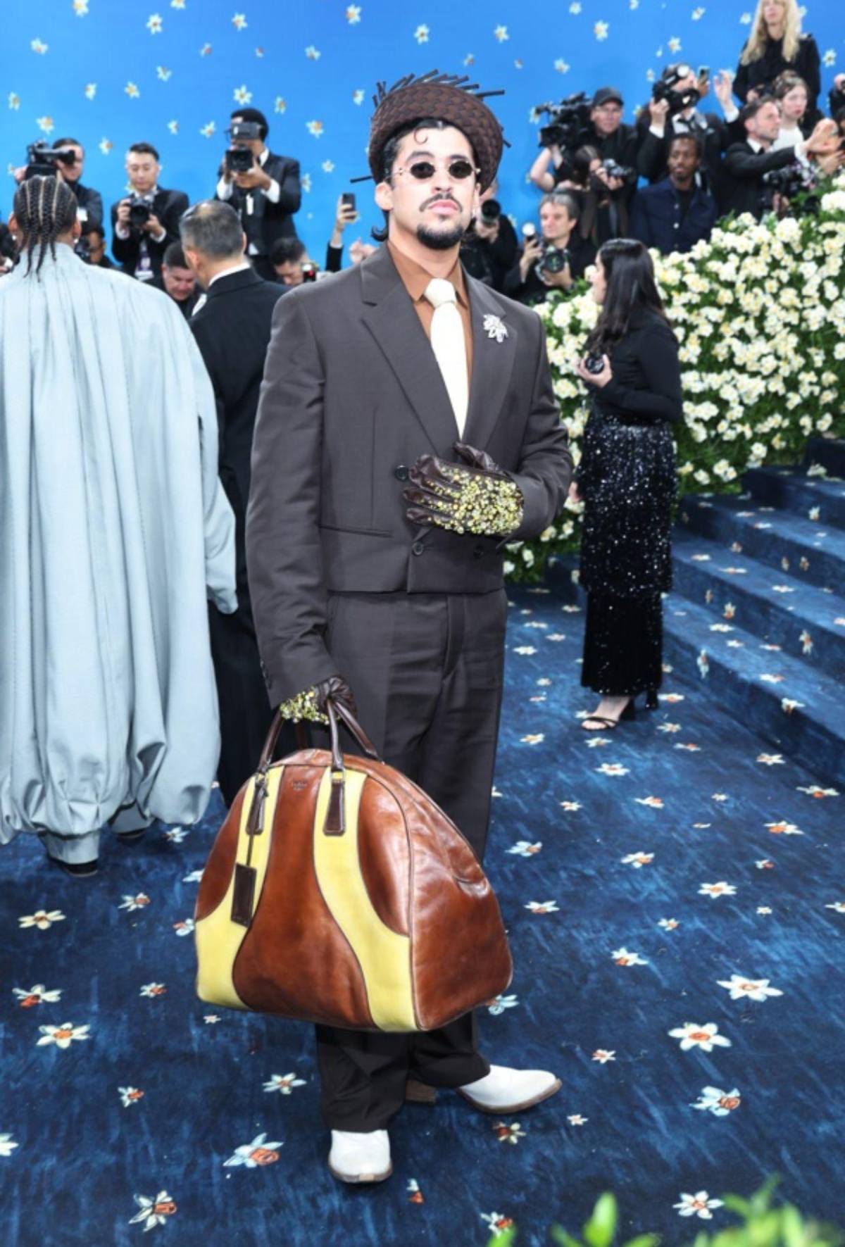 Así lució Bad Bunny en la Met Gala 2025: su sombrero y guantes se robaron el show