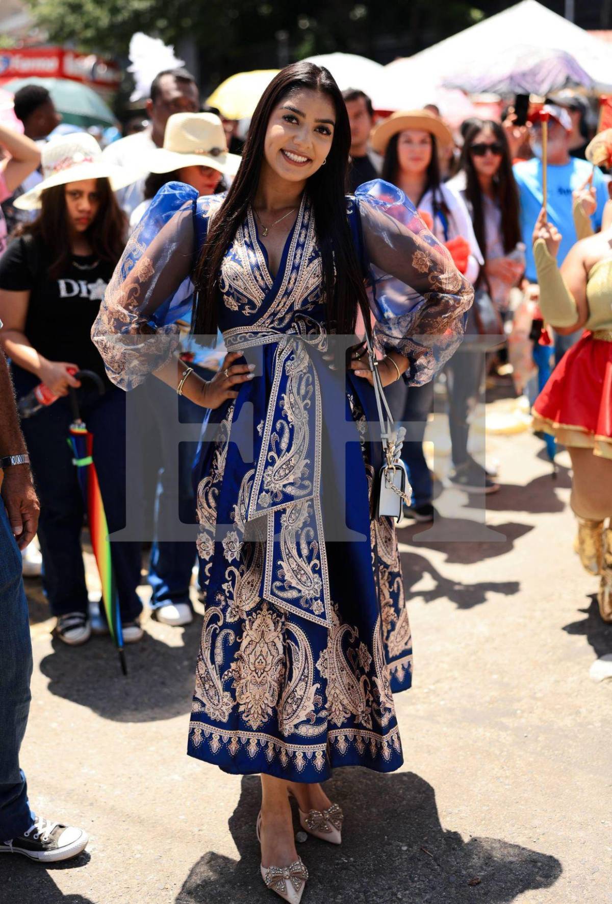 ¿Opacó a las estudiantes? Ella es Flor Guifarro, maestra que acaparó miradas en desfiles de SPS