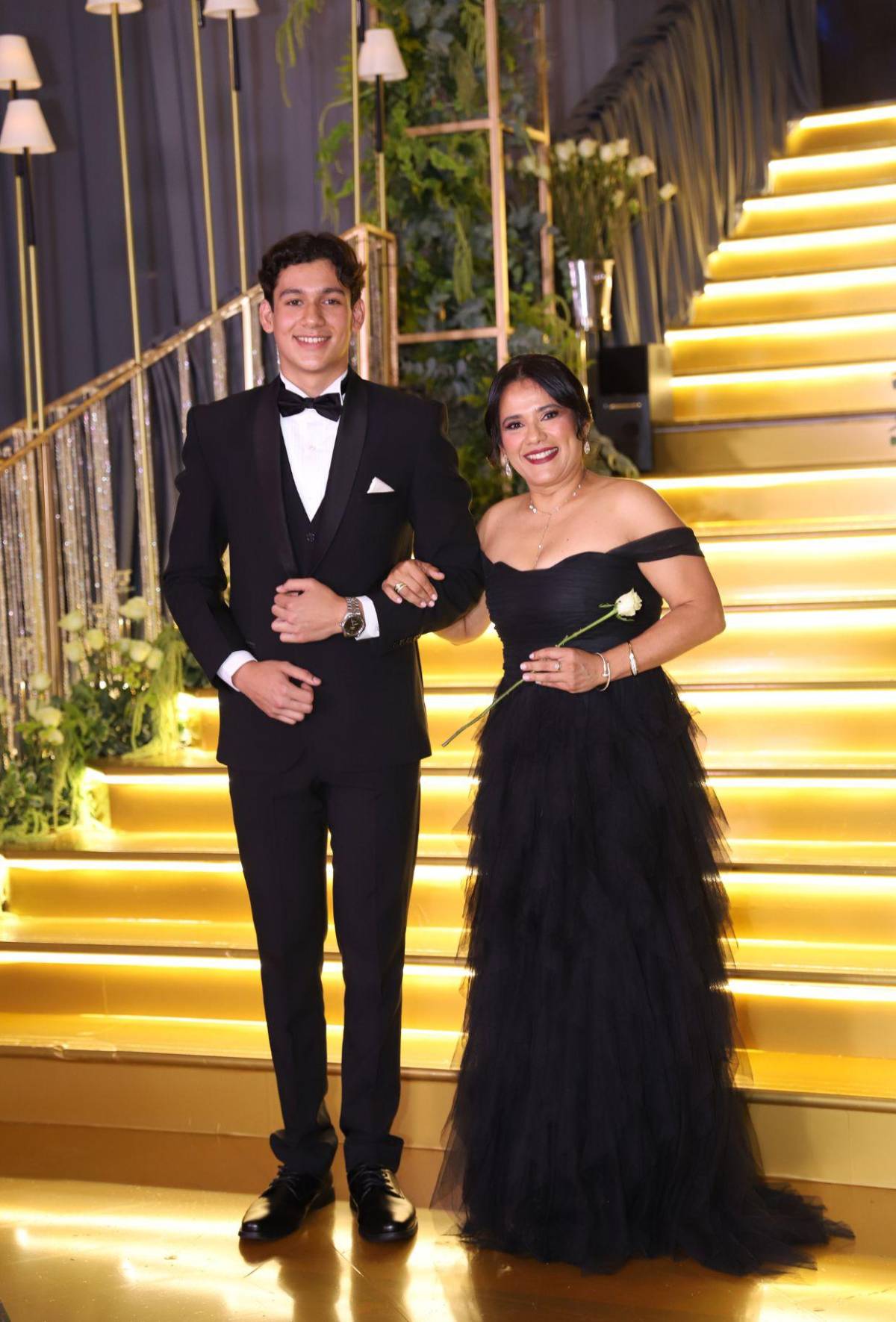 Entre júbilo y tendencias seniors de Academia Los Pinares festejan su prom 2026