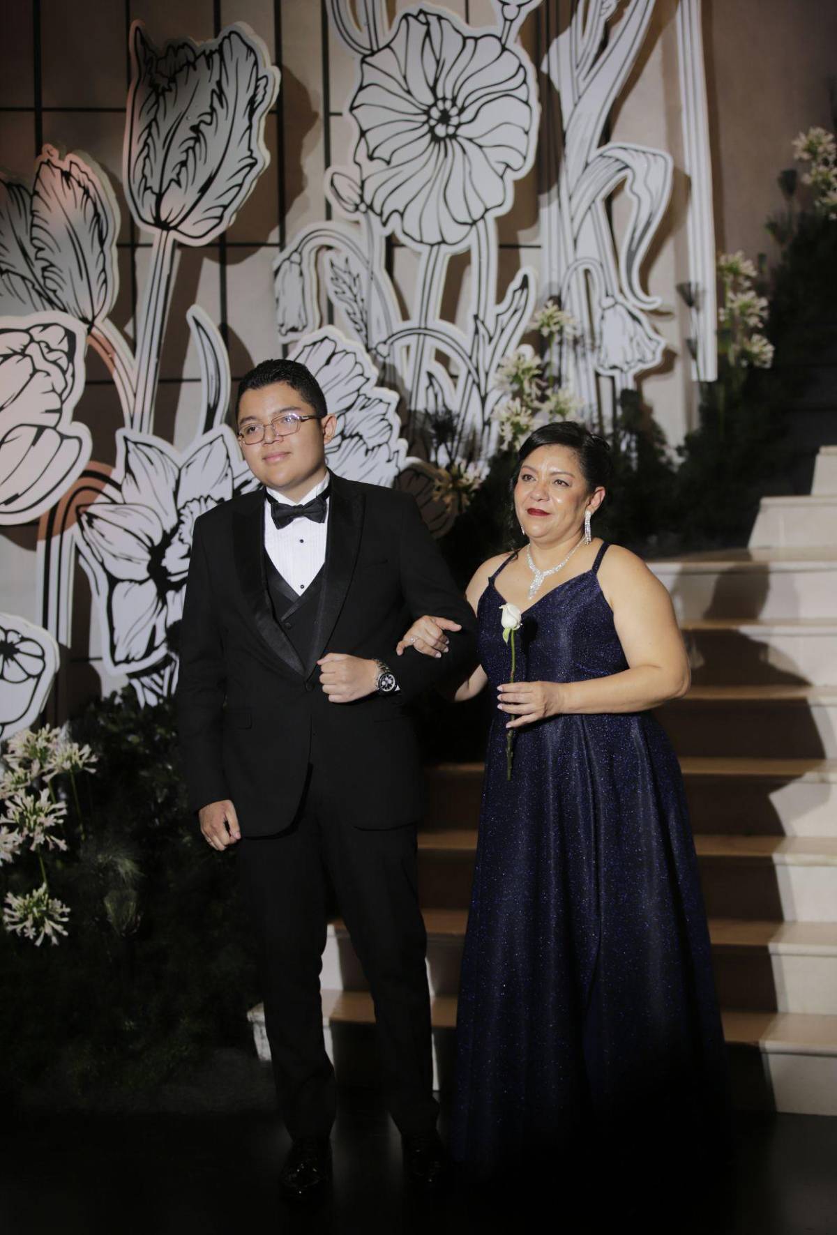 Del brazo de sus madres y padres: elegante desfile de los seniors de Del Campo School