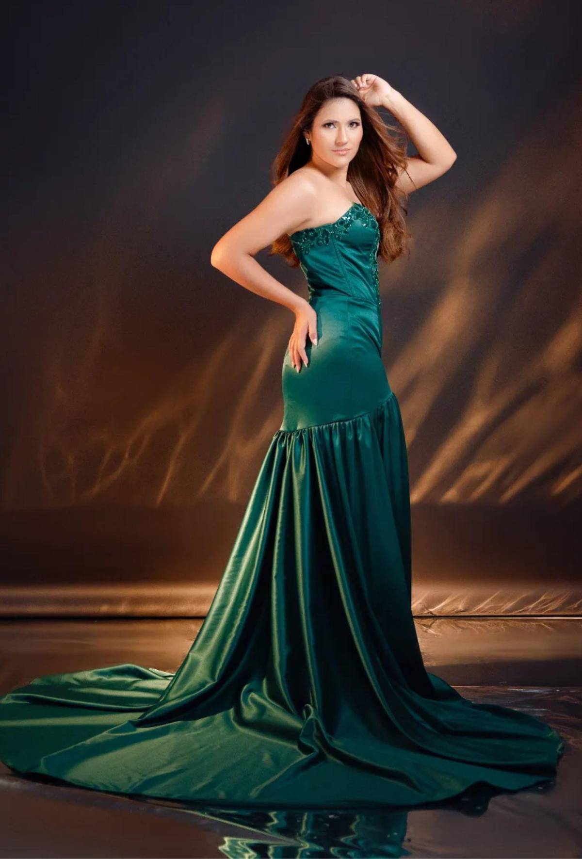 Maestra y exreina de belleza: la apuesta de Alba Paredes en el Miss Honduras Universo