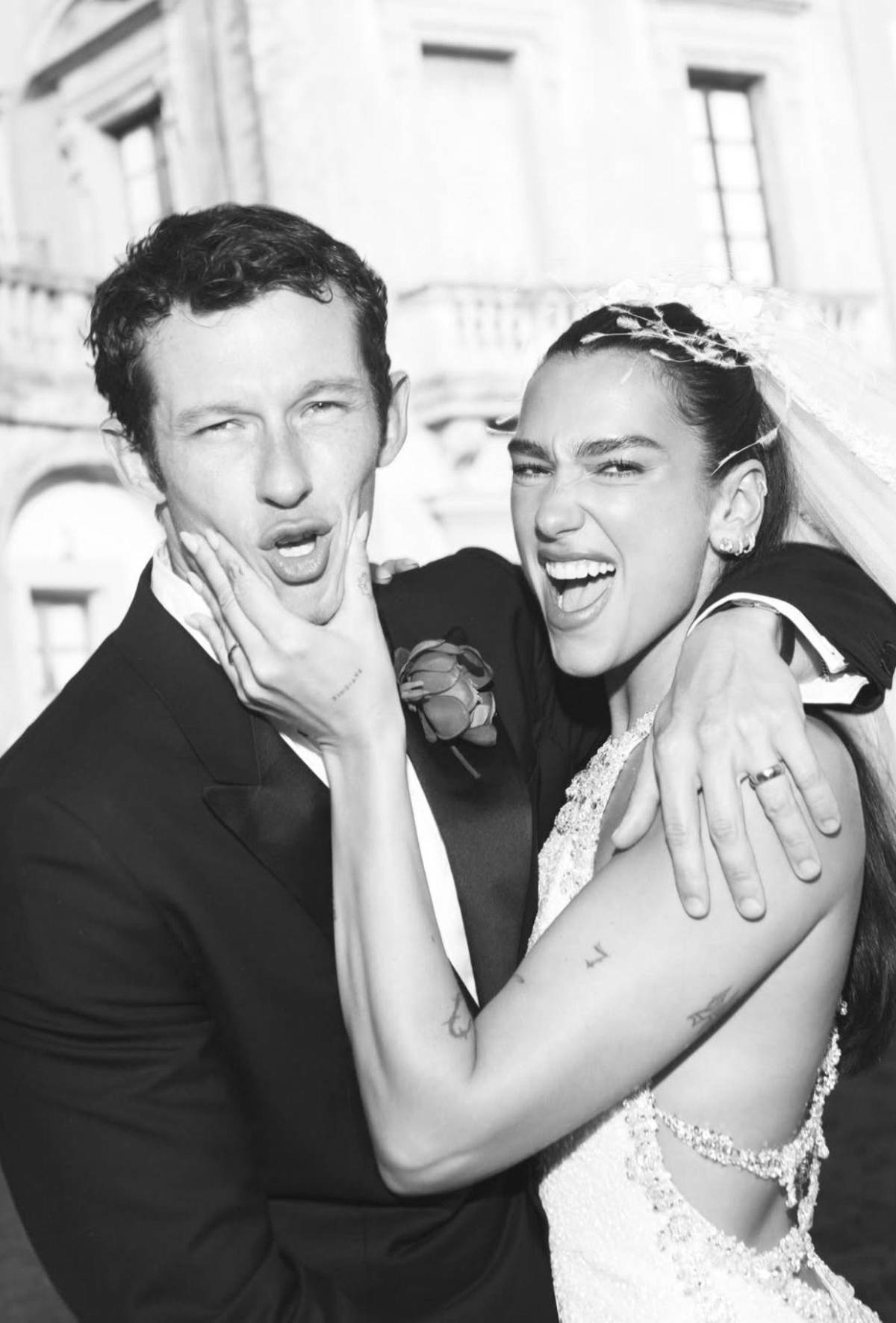 Románticas y delicadas: Dua Lipa revela las fotos oficiales de su boda con Callum Turner