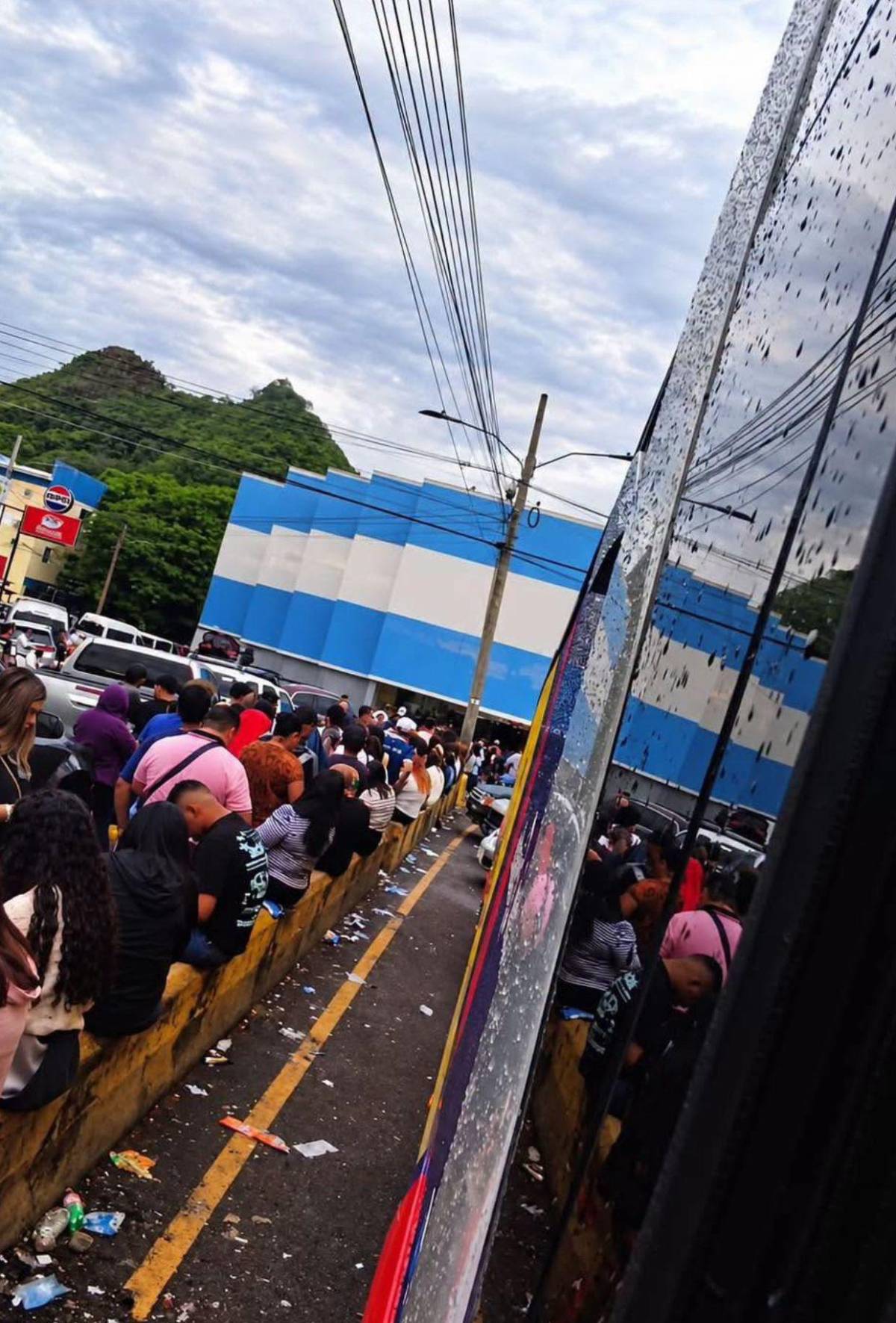 ¡Hasta diputados se fueron! Miles de hondureños vacacionan en El Salvador