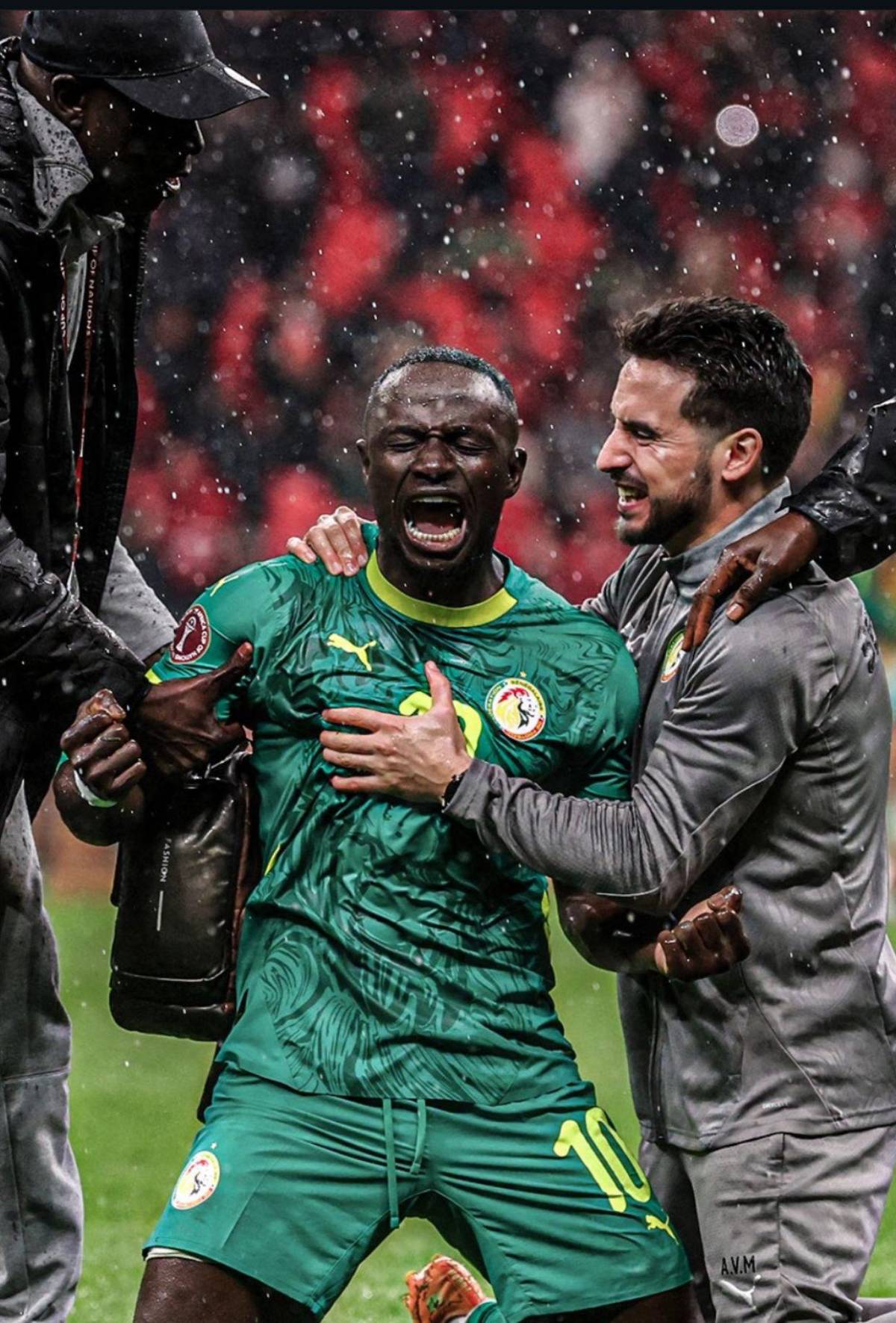 Celebró el título de Senegal en la Copa Africana junto a sus dos esposas: “Siempre están a mi lado