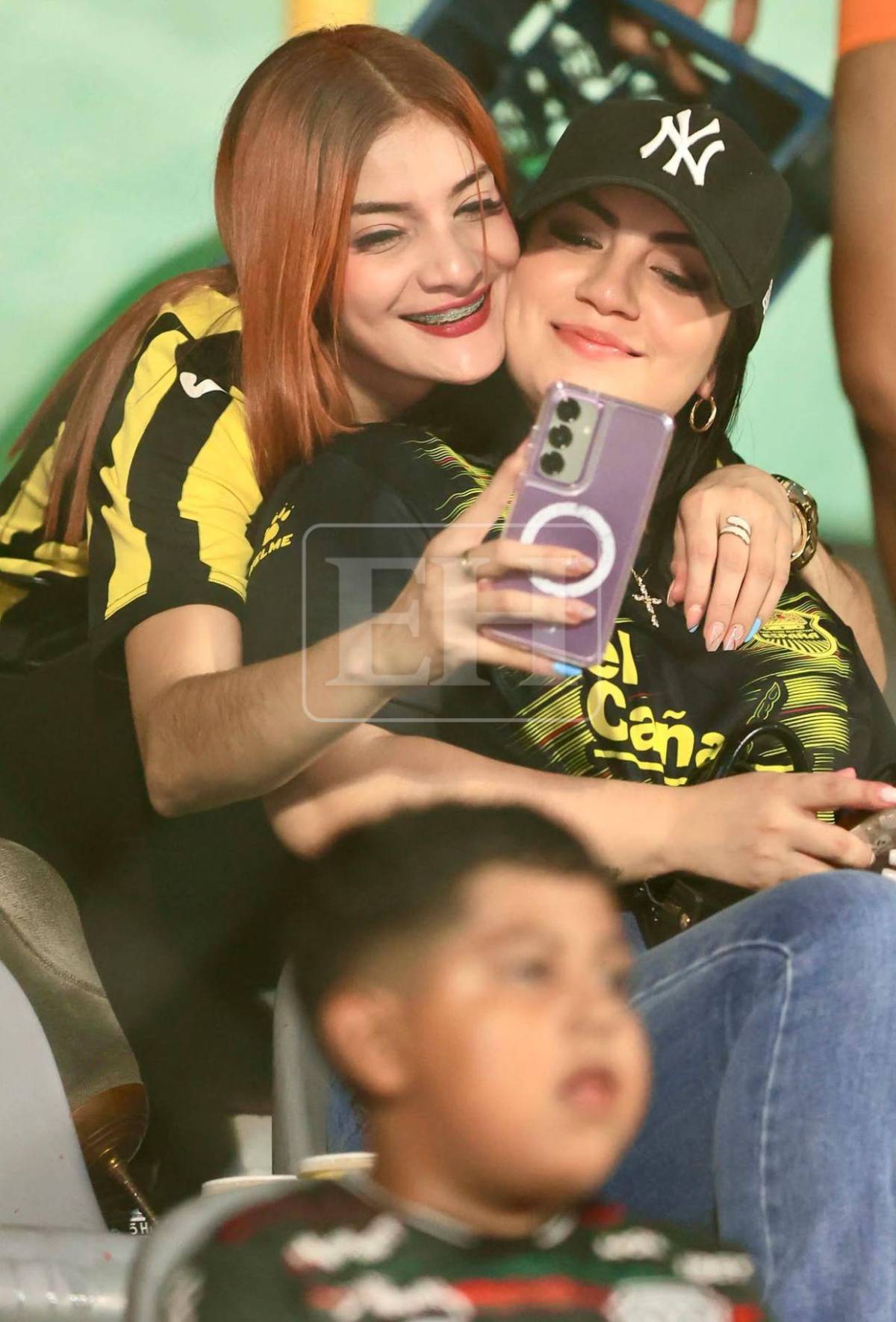 Bellezas que engalanaron el Real España vs Marathón; esposa de jugador robó corazones