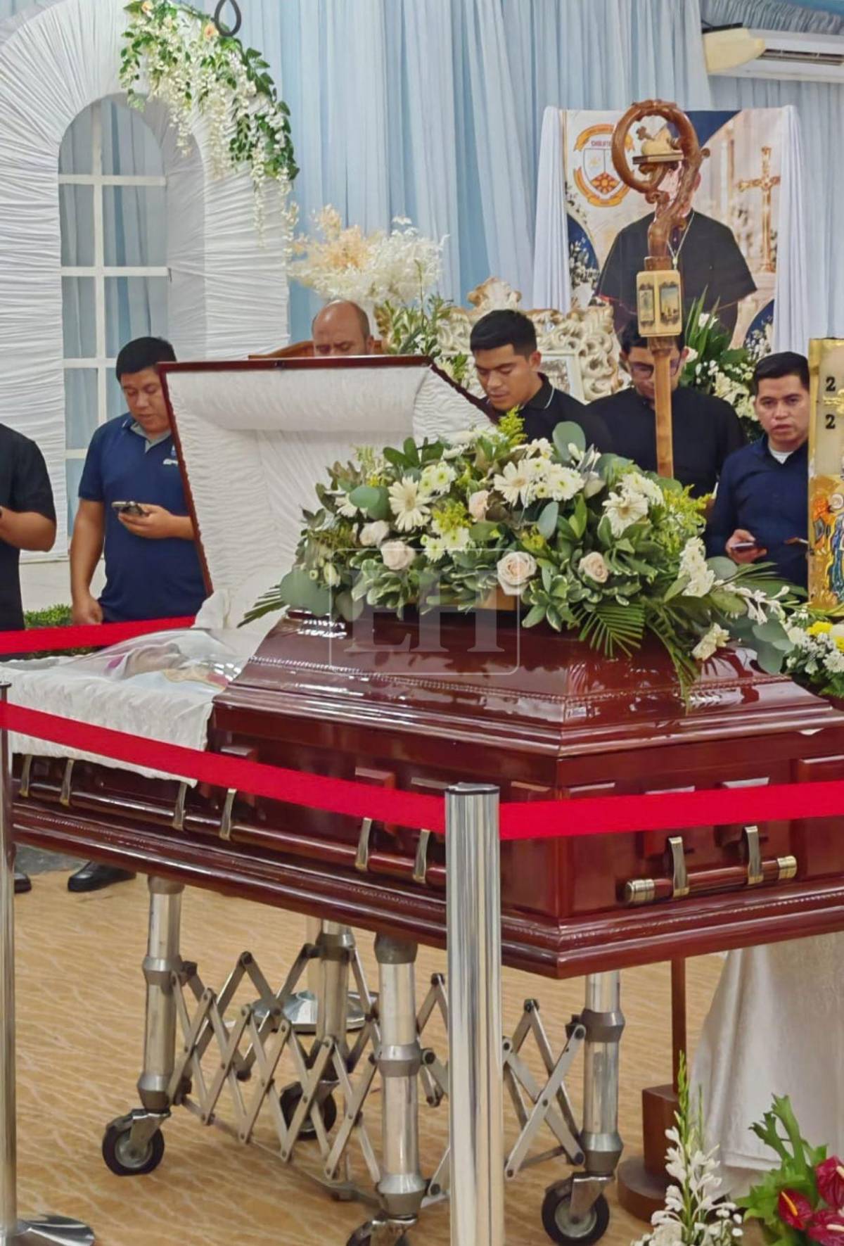 Feligreses se despiden de monseñor Teodoro Gómez en su velatorio en Choluteca