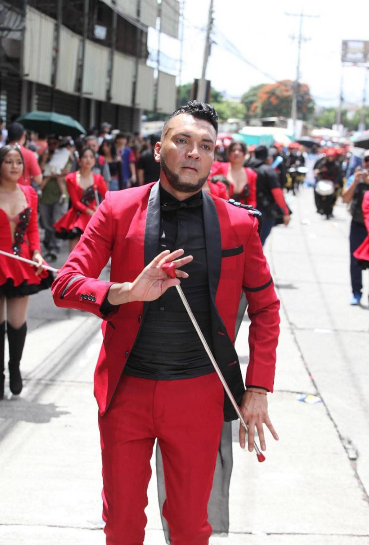 Julio Baquedano brilla como palillón en desfiles patrios 2025 con el Instituto Rafael Pineda Ponce