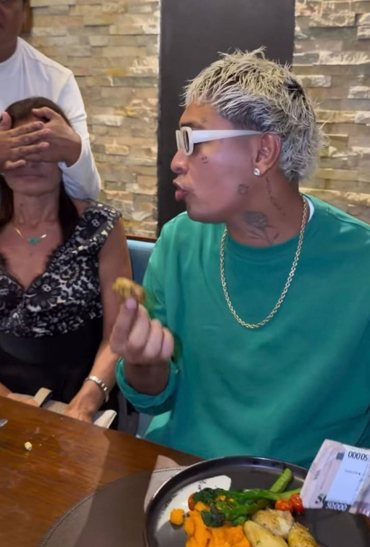 Supremo celebra cumpleaños de su madre y presume la cantidad de dinero que le regaló