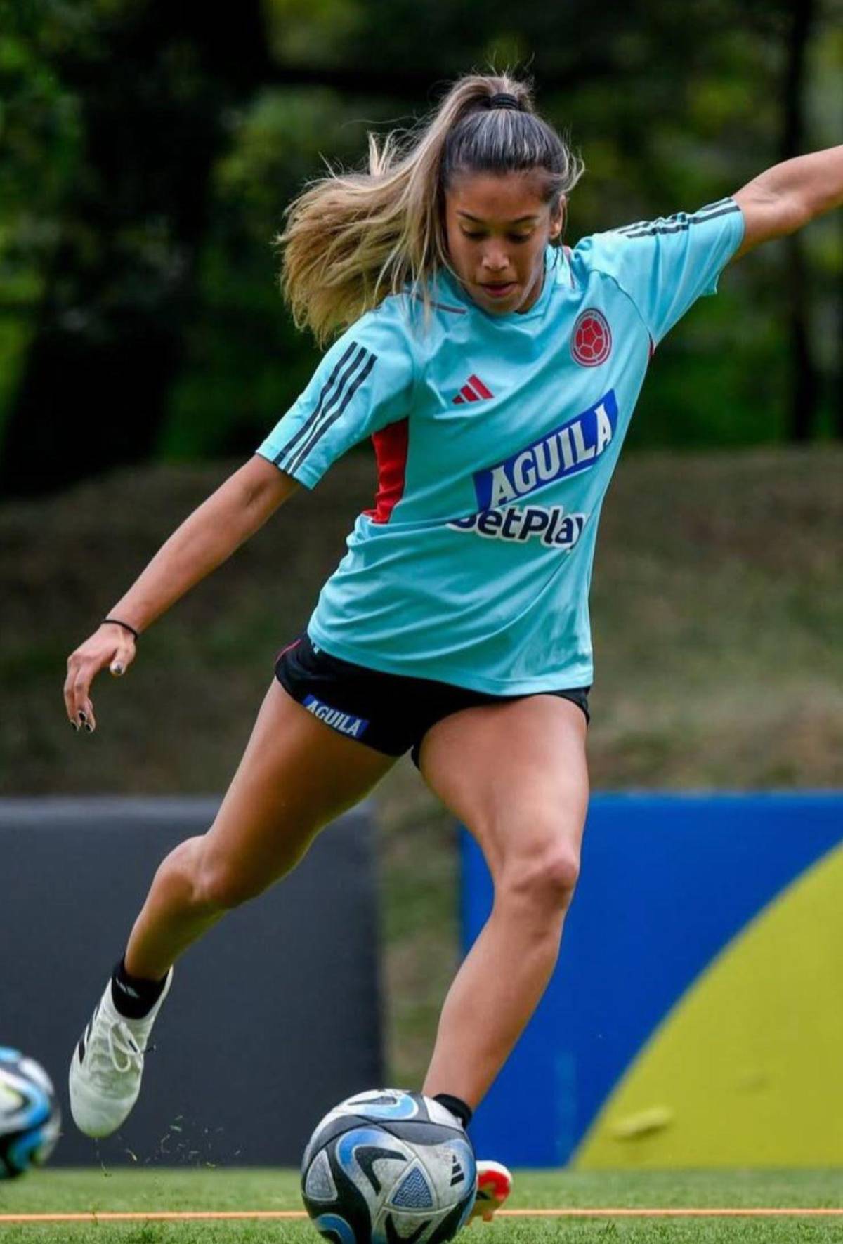 Tiene tres nacionalidades, jugó con Honduras y ahora brilla con Colombia