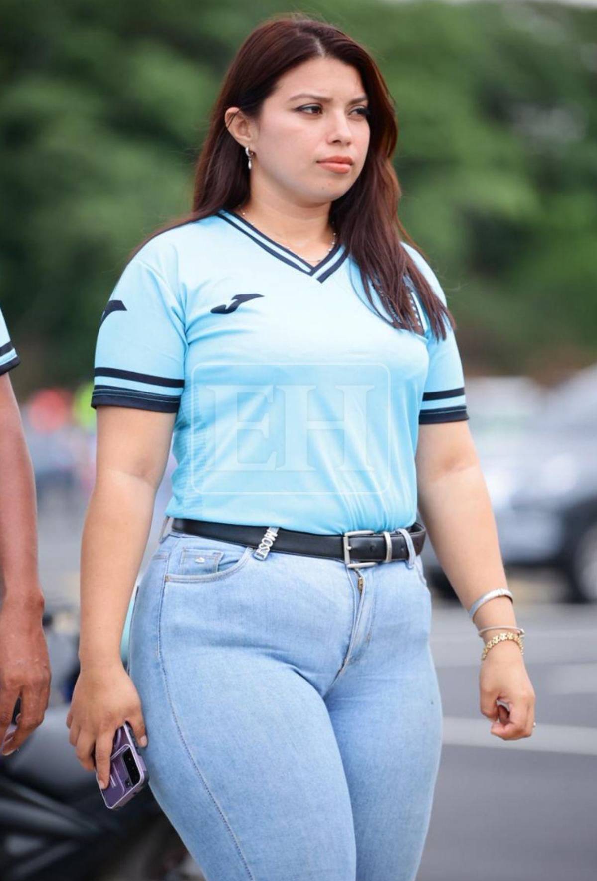 Quién es la bella chica nica y tres leyendas con Honduras apoyando en Managua