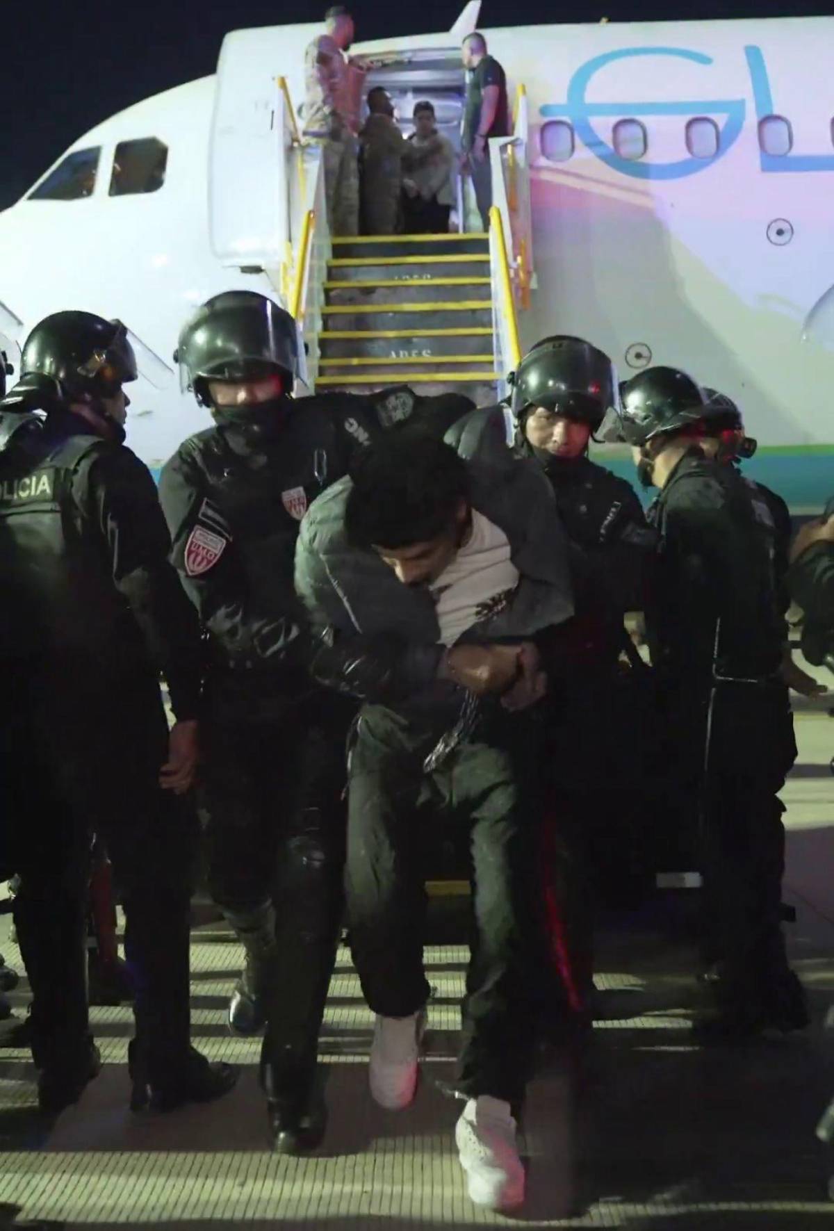 Las impactantes imágenes del envío de reos de la banda del Tren de Aragua a El Salvador