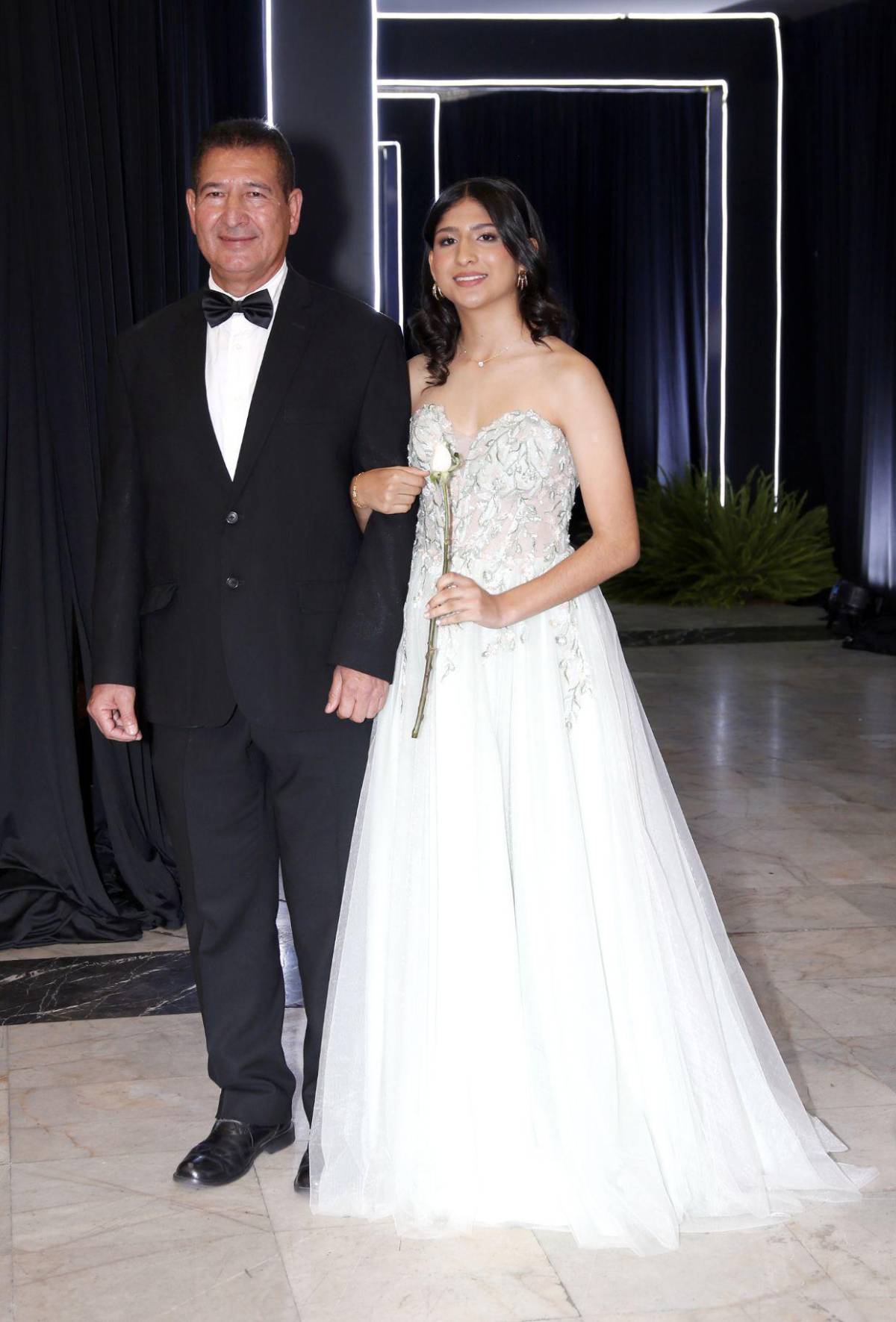 Del brazo de sus padres, seniors 2025 de The Mayan School cierran su ciclo académico