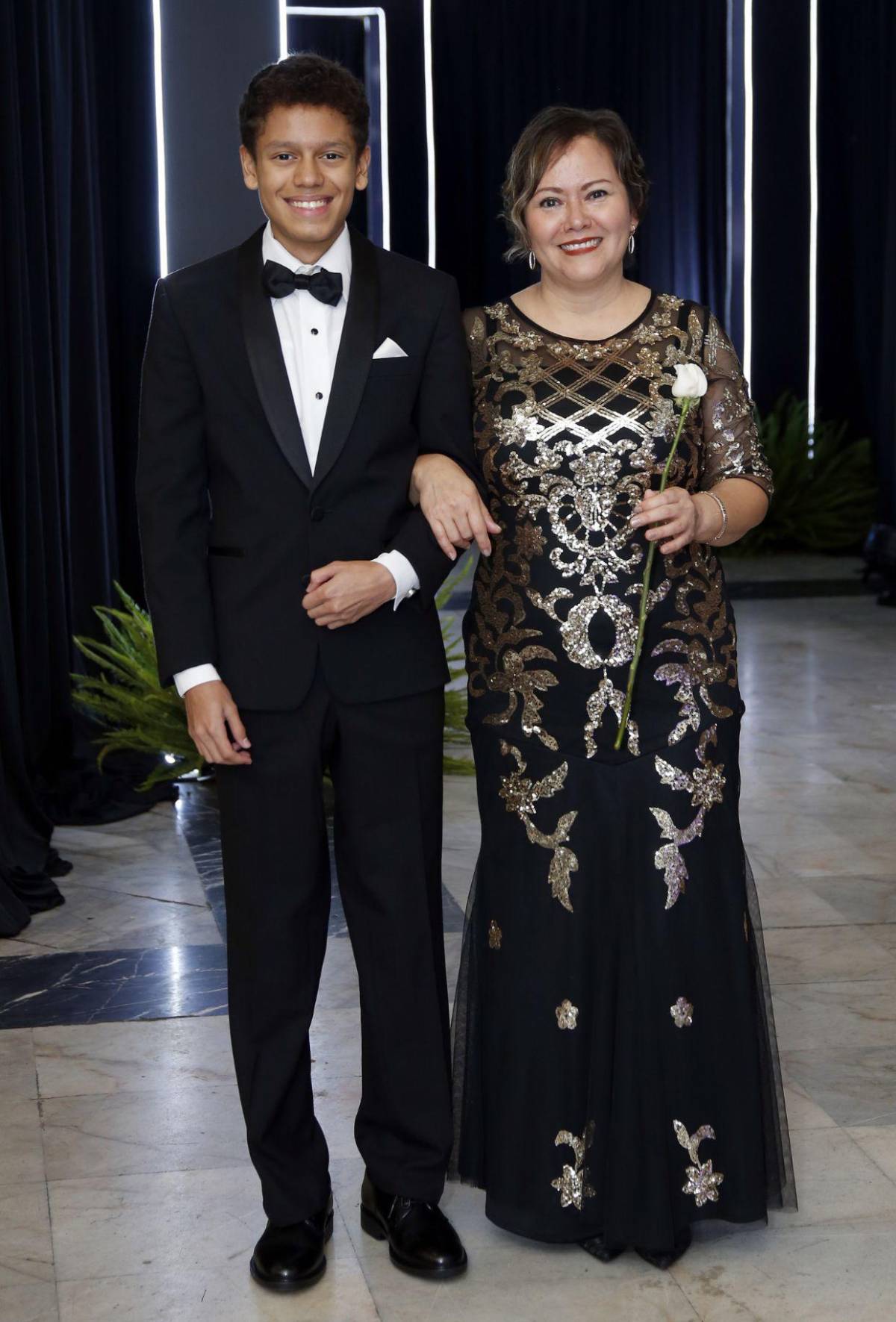 Del brazo de sus padres, seniors 2025 de The Mayan School cierran su ciclo académico