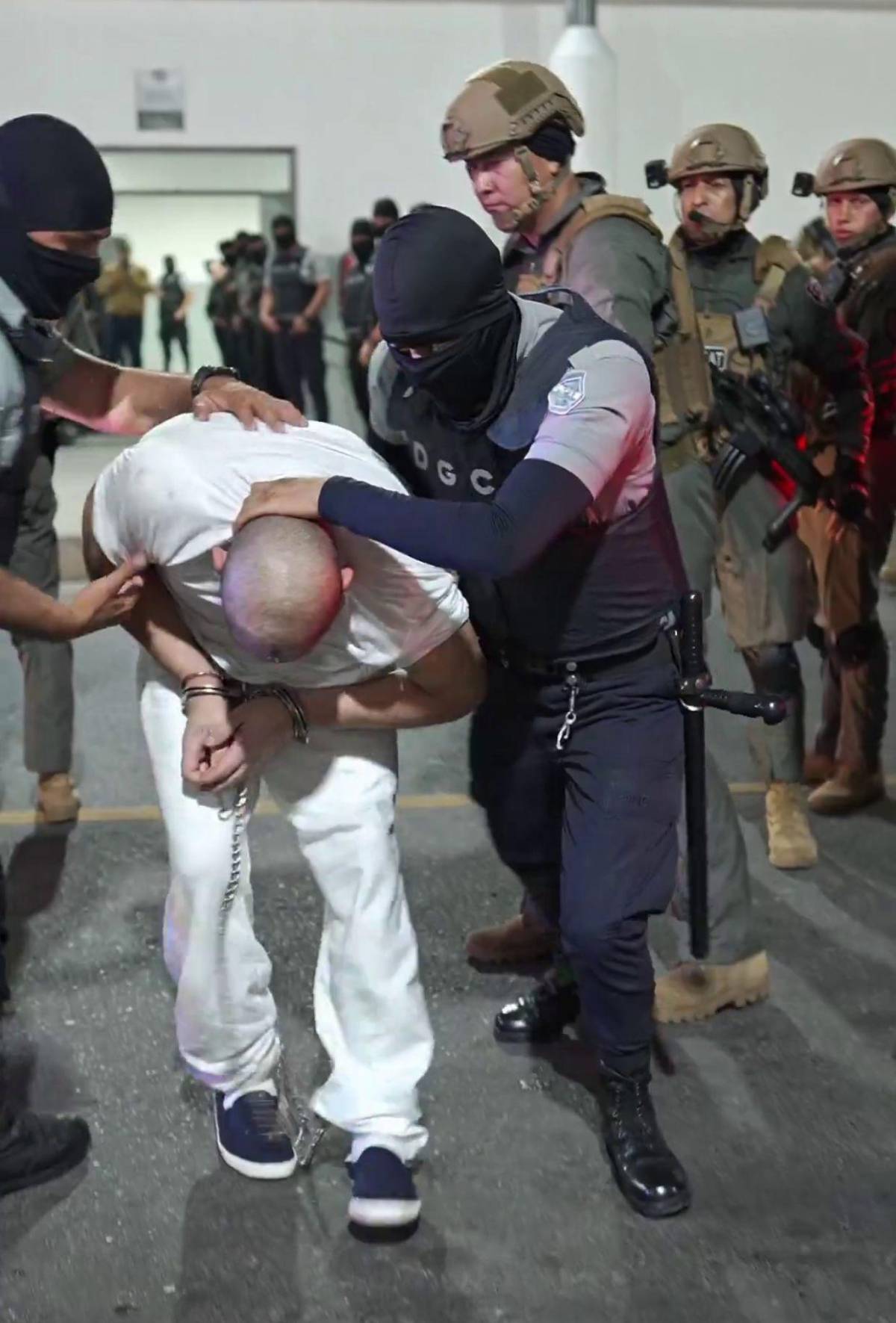 Las impactantes imágenes del envío de reos de la banda del Tren de Aragua a El Salvador