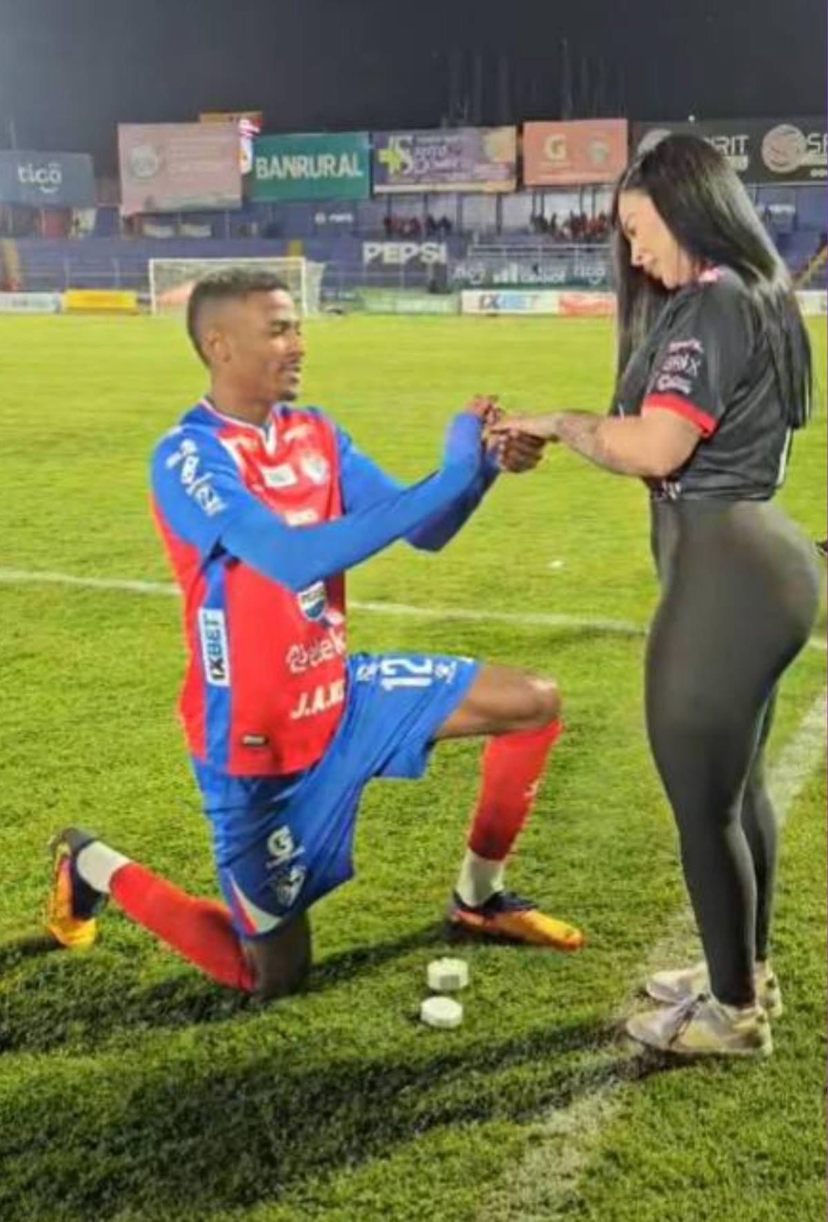 Jugador en Guatemala pide matrimonio, le dicen que “sí” y en tres días se separa