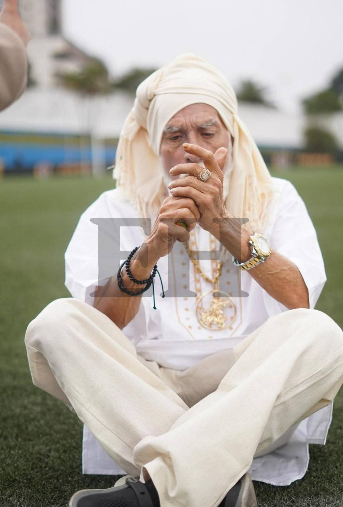 El Loco de la Selva y su extravagante atuendo en el partido de tiktokers