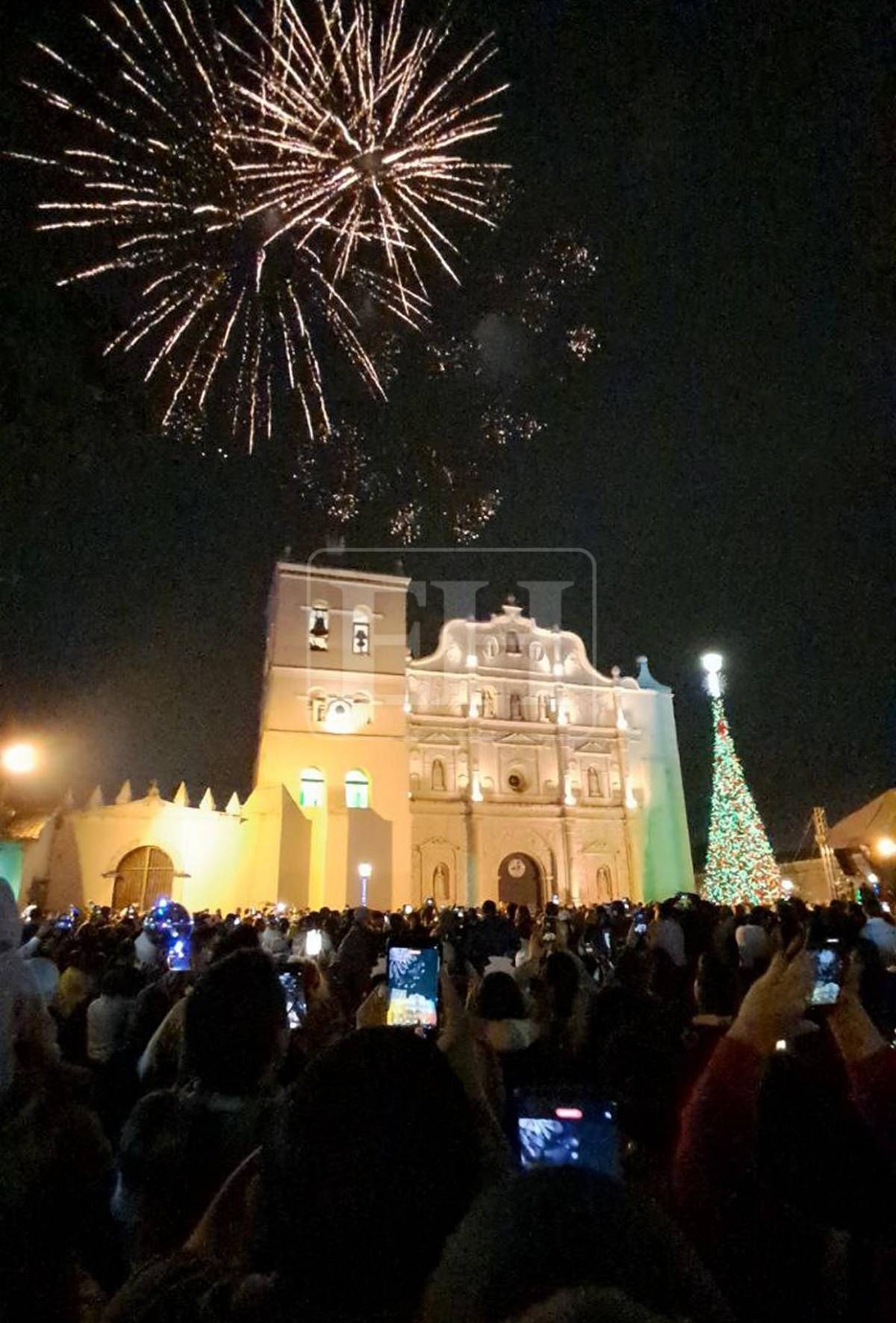 Comayagua recibe 2026 con luces frente a su icónica catedral