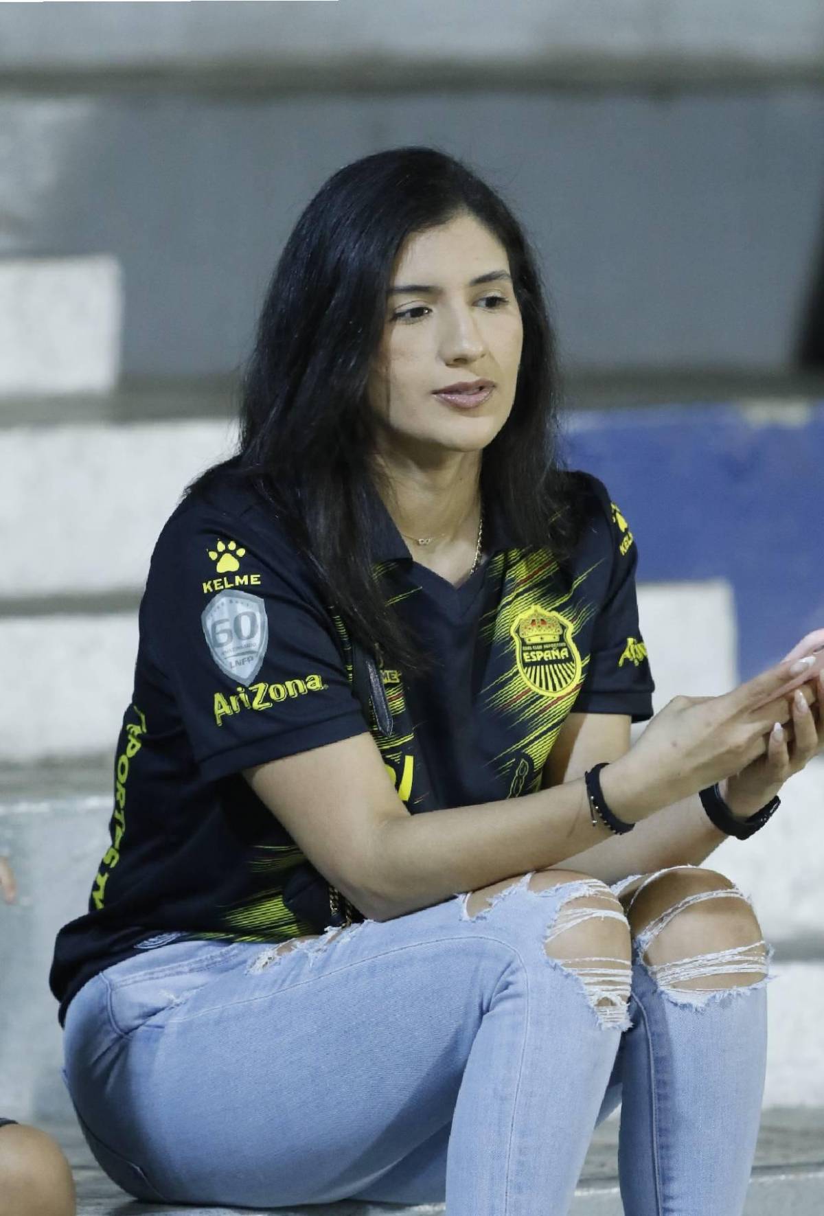 ¡Un espectáculo! Las bellas chicas que engalanan el clásico entre Real España y Motagua