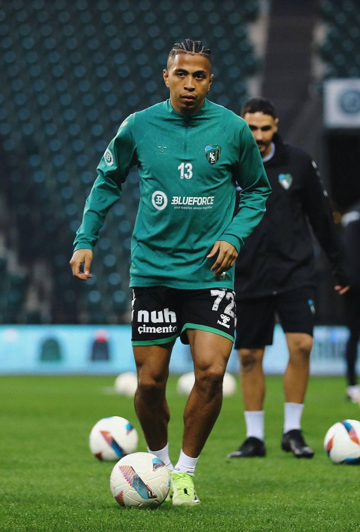 ¿Cuántos futbolistas hondureños hay jugando actualmente en Europa?