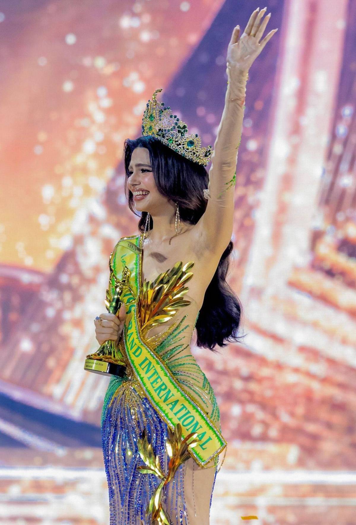 Miss Grand 2024 es destituida por incumplimiento, mientras ella denuncia maltrato