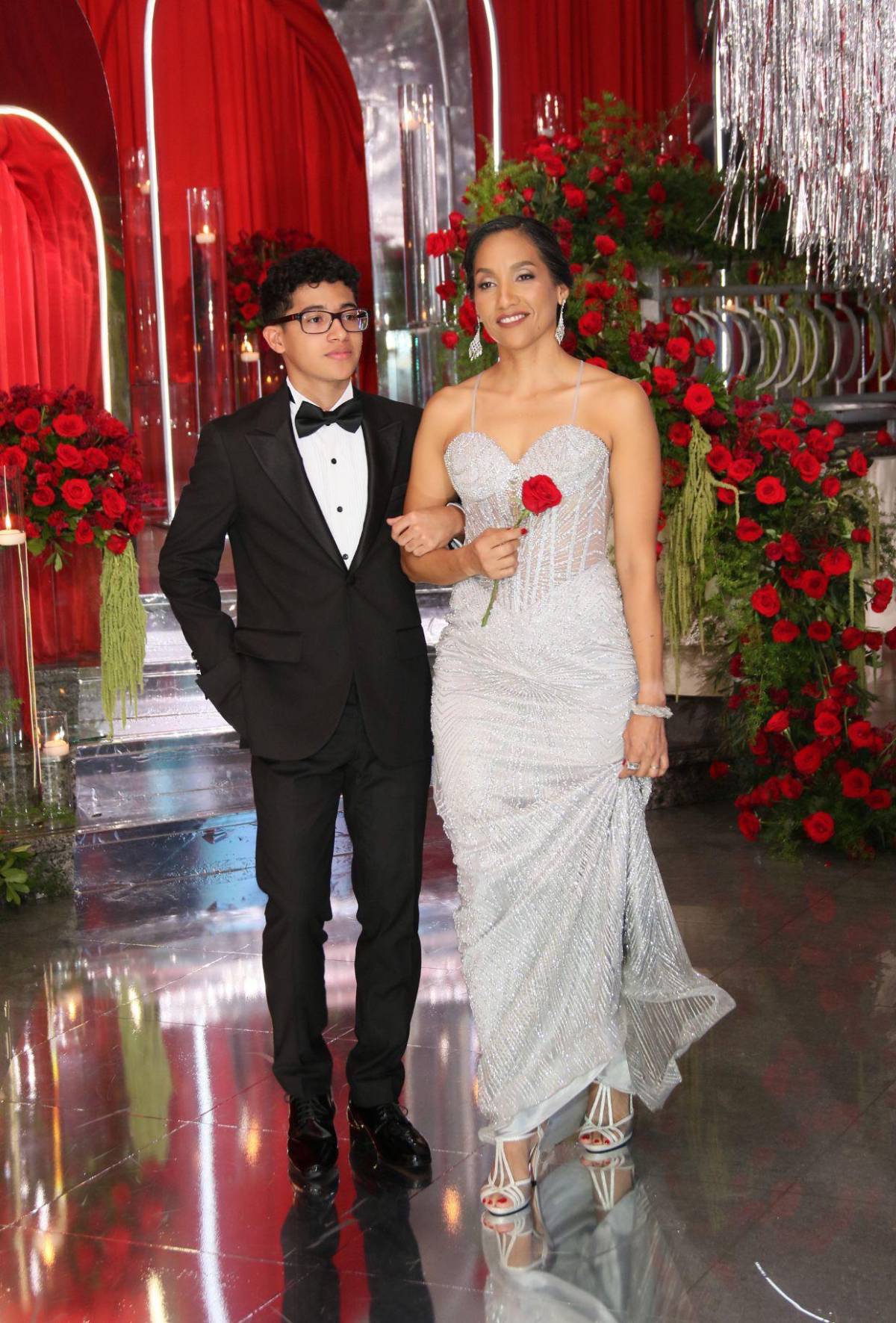 Padres y seniors desfilan juntos en la prom night de Nashville School