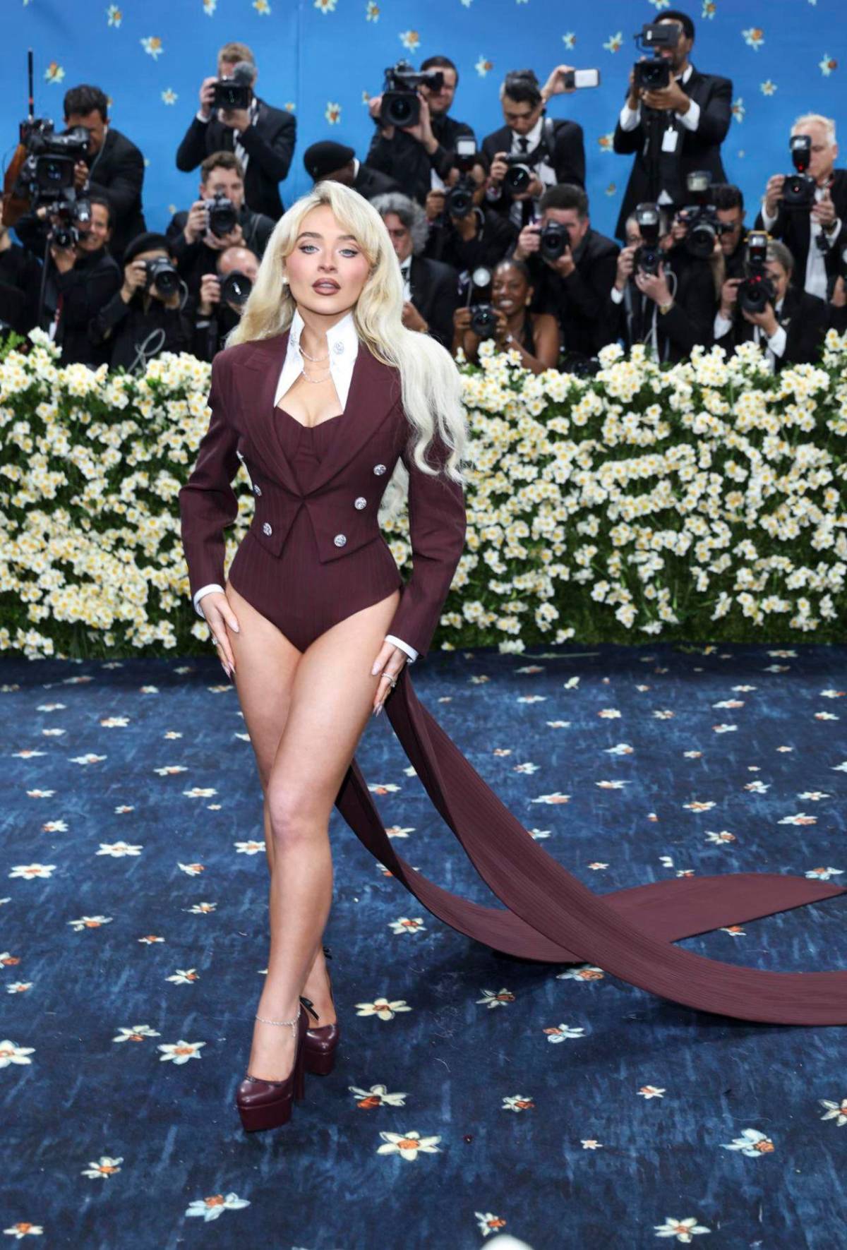 ¡Preciosa! Sabrina Carpenter roba suspiros con su traje en la Met Gala 2025