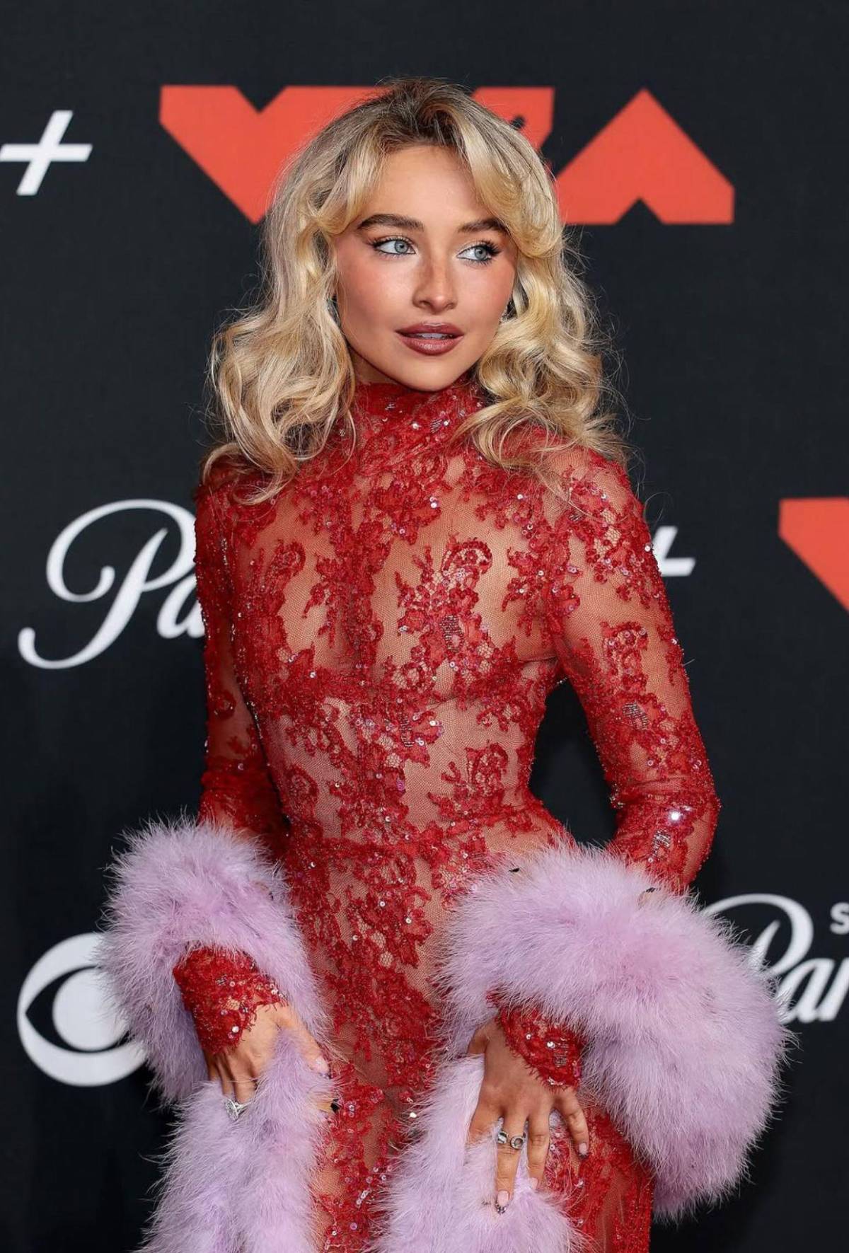 Sabrina Carpenter traerá de vuelta la historia de Alicia en el país de las maravillas