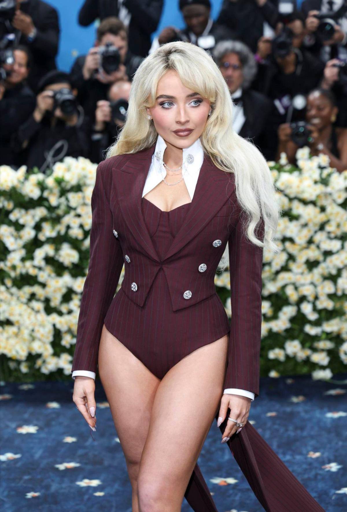 ¡Preciosa! Sabrina Carpenter roba suspiros con su traje en la Met Gala 2025