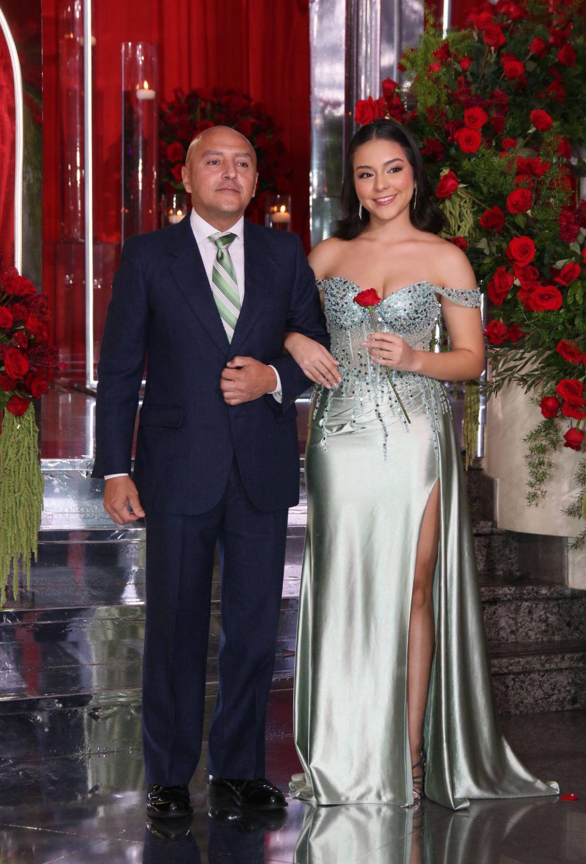 Padres y seniors desfilan juntos en la prom night de Nashville School