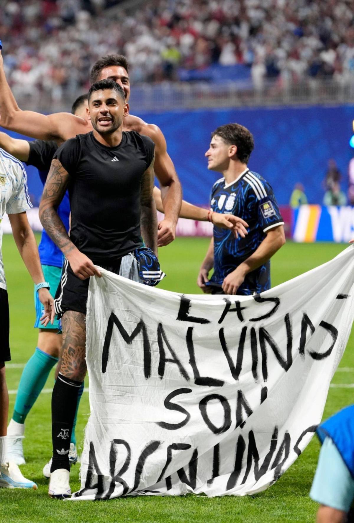 ¿Los expulsarán? Escándalo por Malvinas amenaza a argentinos que juegan en la Premier