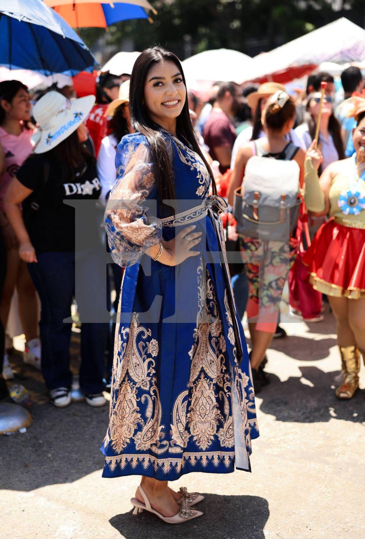 ¿Opacó a las estudiantes? Ella es Flor Guifarro, maestra que acaparó miradas en desfiles de SPS