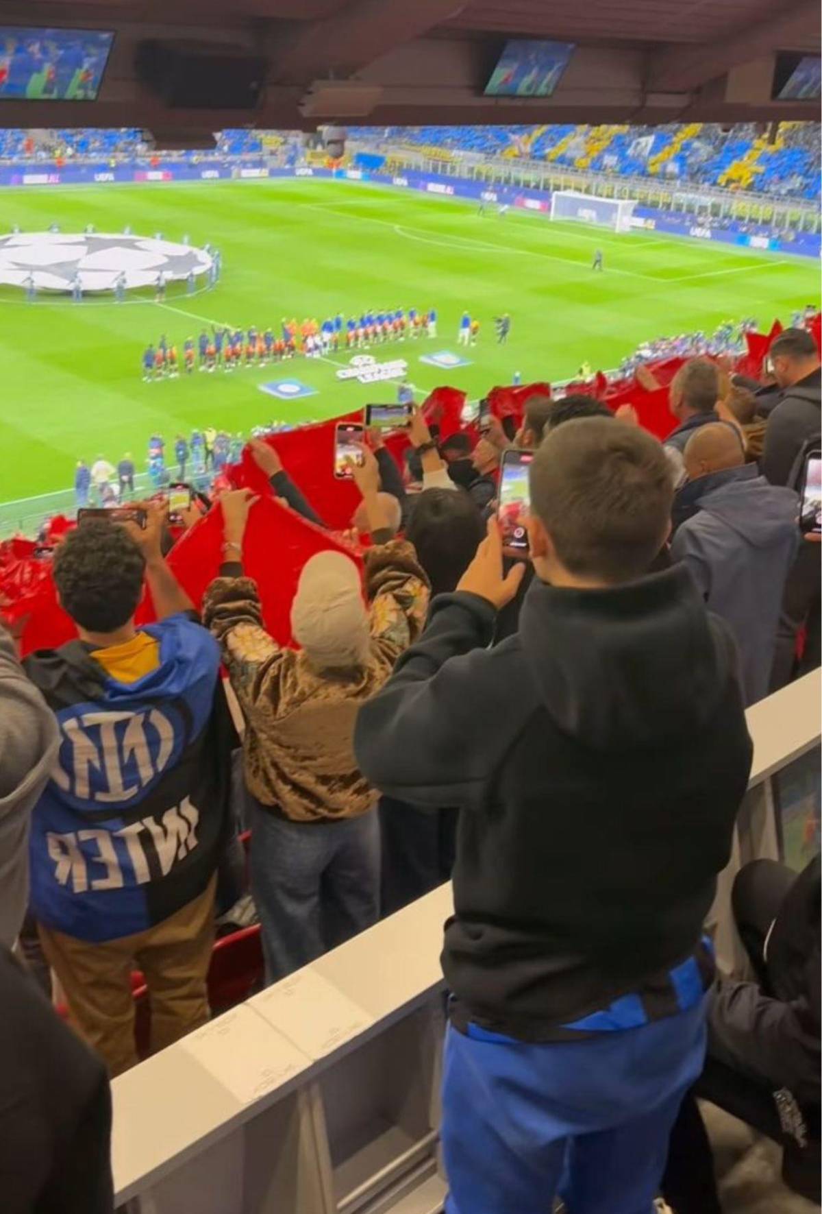 David Suazo, extasiado y desde un lugar privilegiado en el Inter vs Barcelona