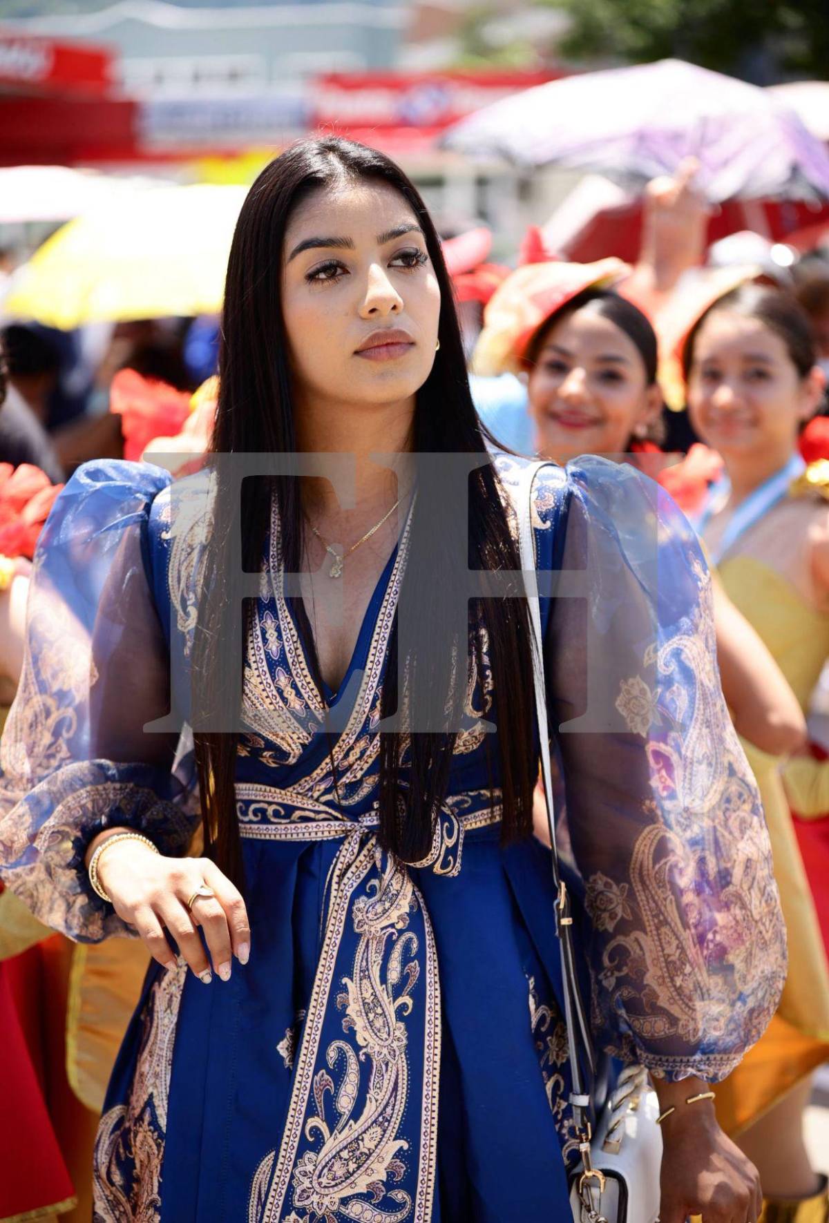 ¿Opacó a las estudiantes? Ella es Flor Guifarro, maestra que acaparó miradas en desfiles de SPS