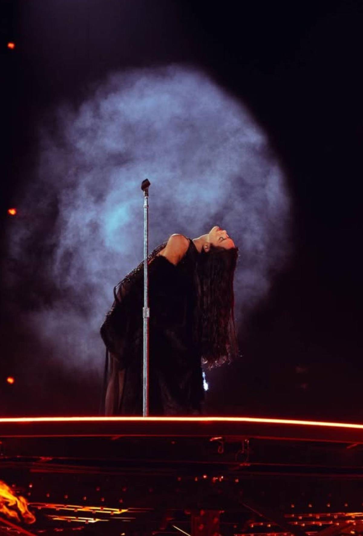 Dua Lipa canta Antología en concierto y Shakira reacciona a su interpretación