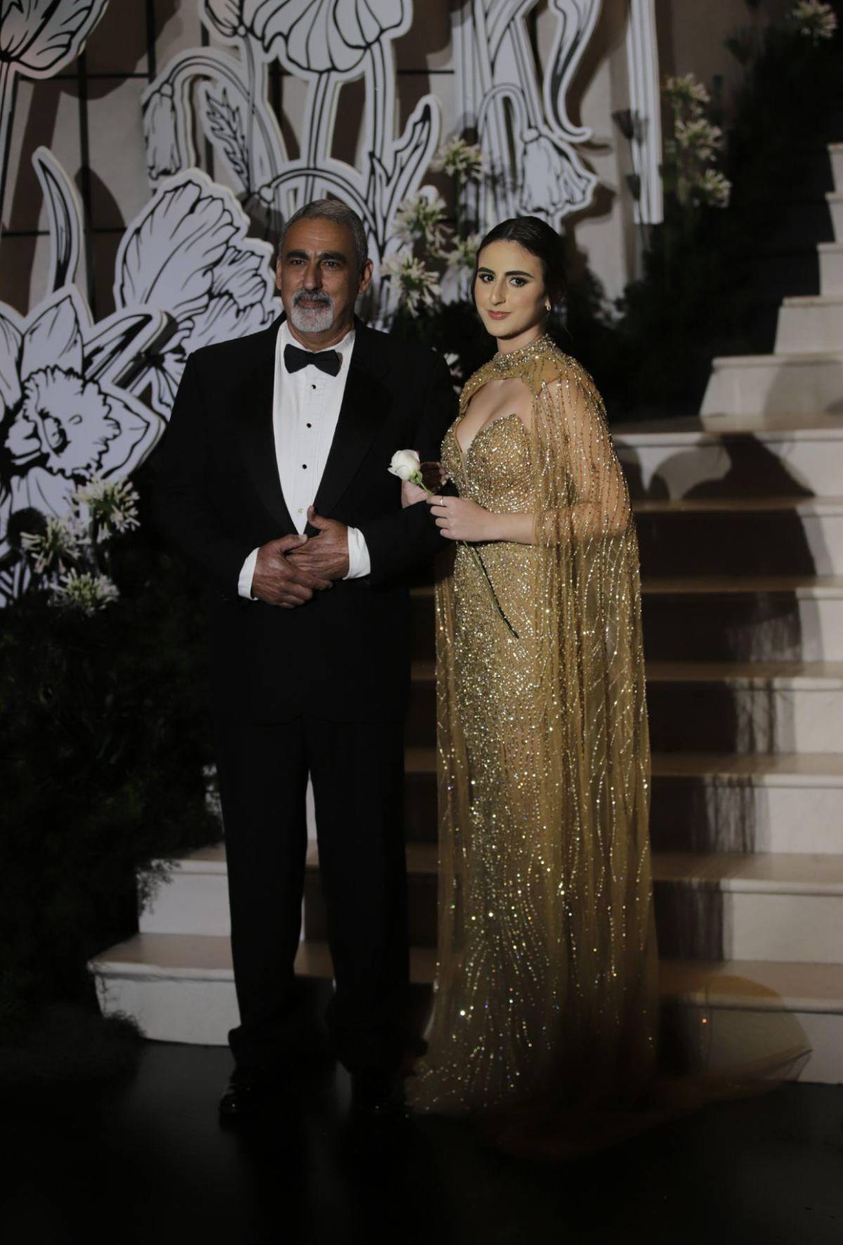 Del brazo de sus madres y padres: elegante desfile de los seniors de Del Campo School
