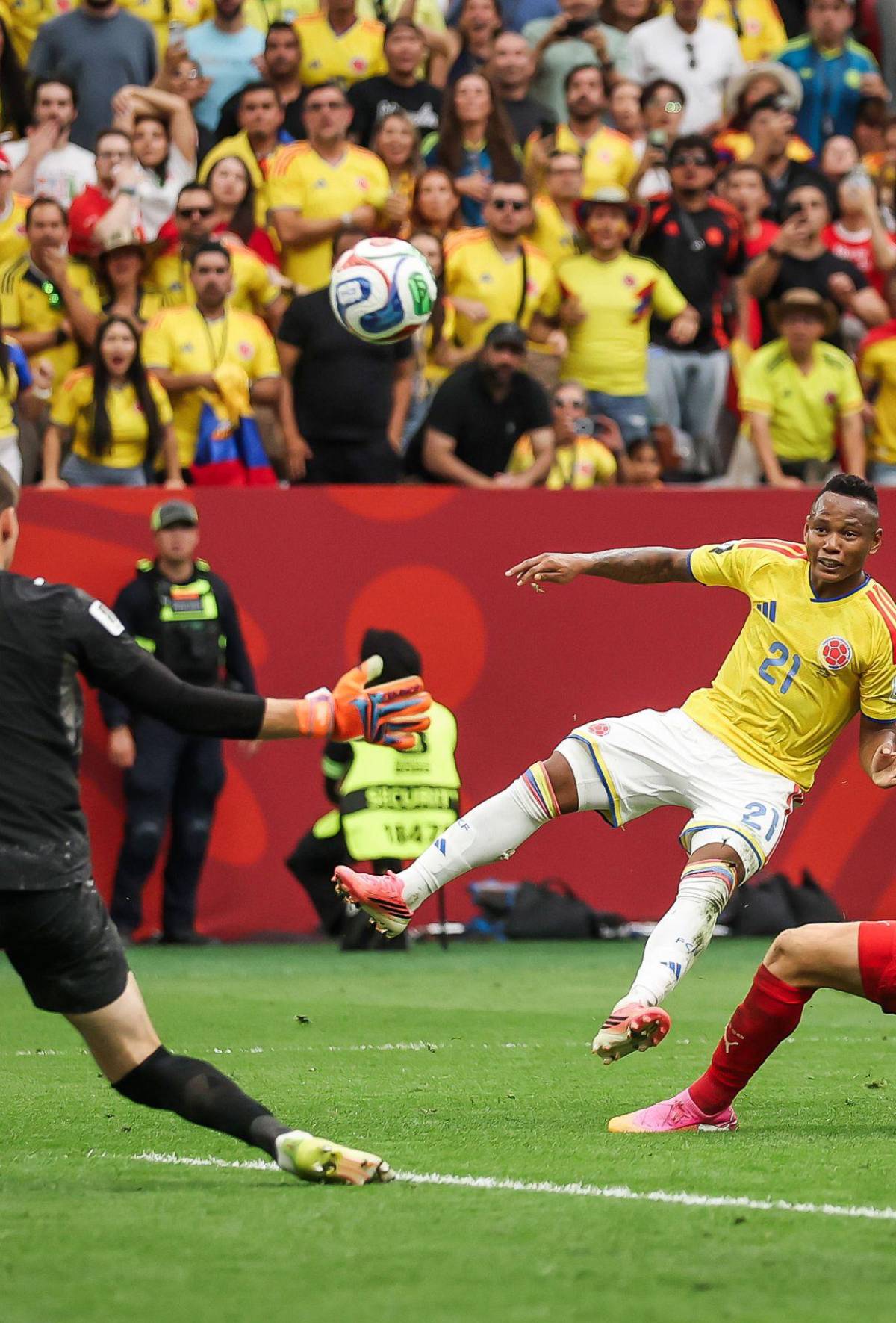 Futbolista no pudo regresar a su país tras fallar acción en el Mundial y recibir amenazas a muerte