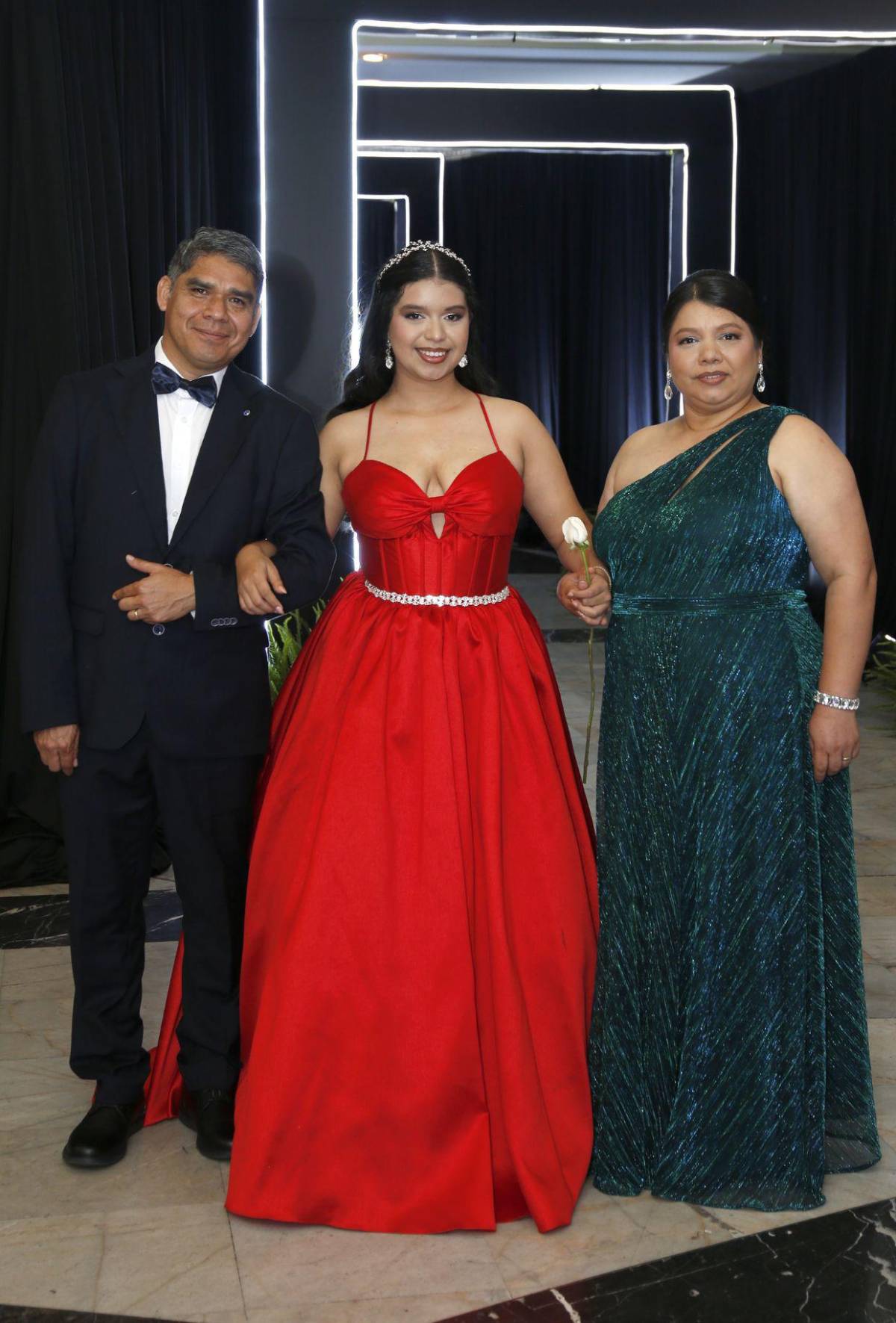 Del brazo de sus padres, seniors 2025 de The Mayan School cierran su ciclo académico