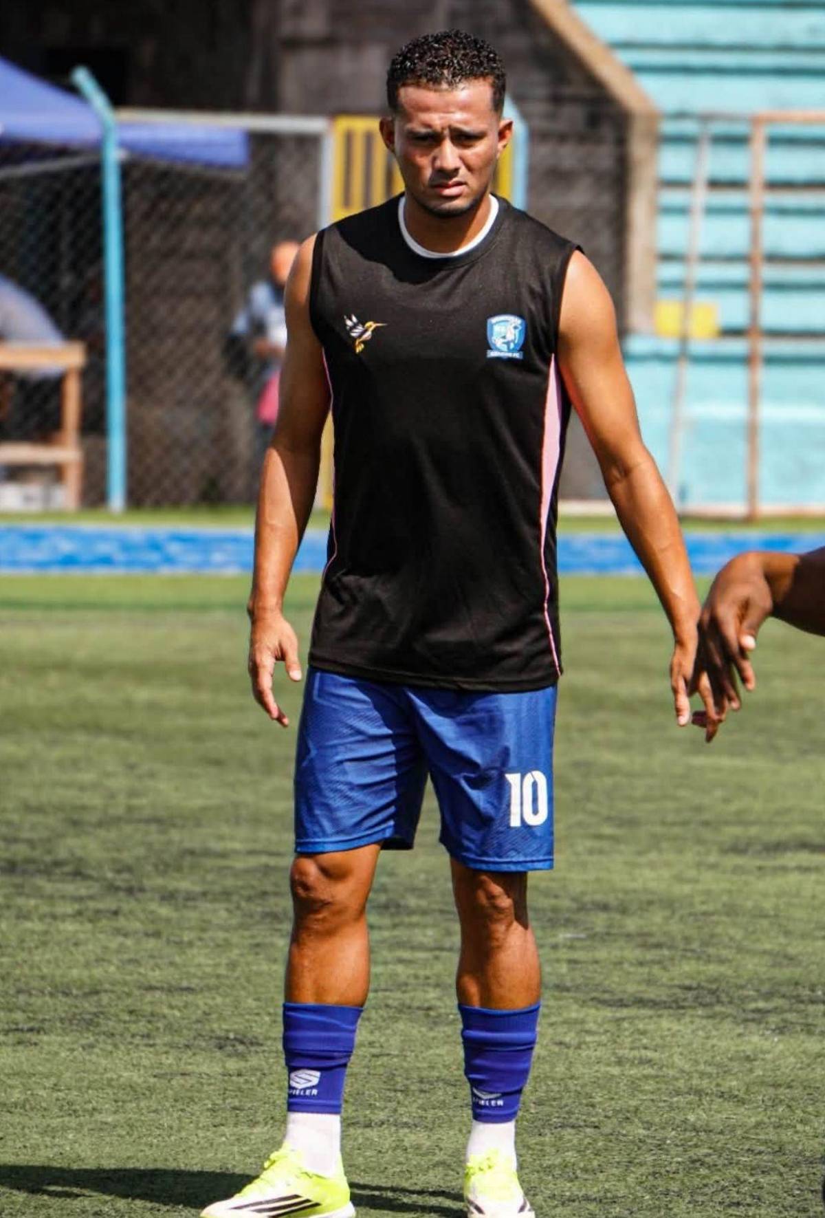 Duro golpe a Carlos Eduardo Espina: la mala noticia que recibe junto al Victoria