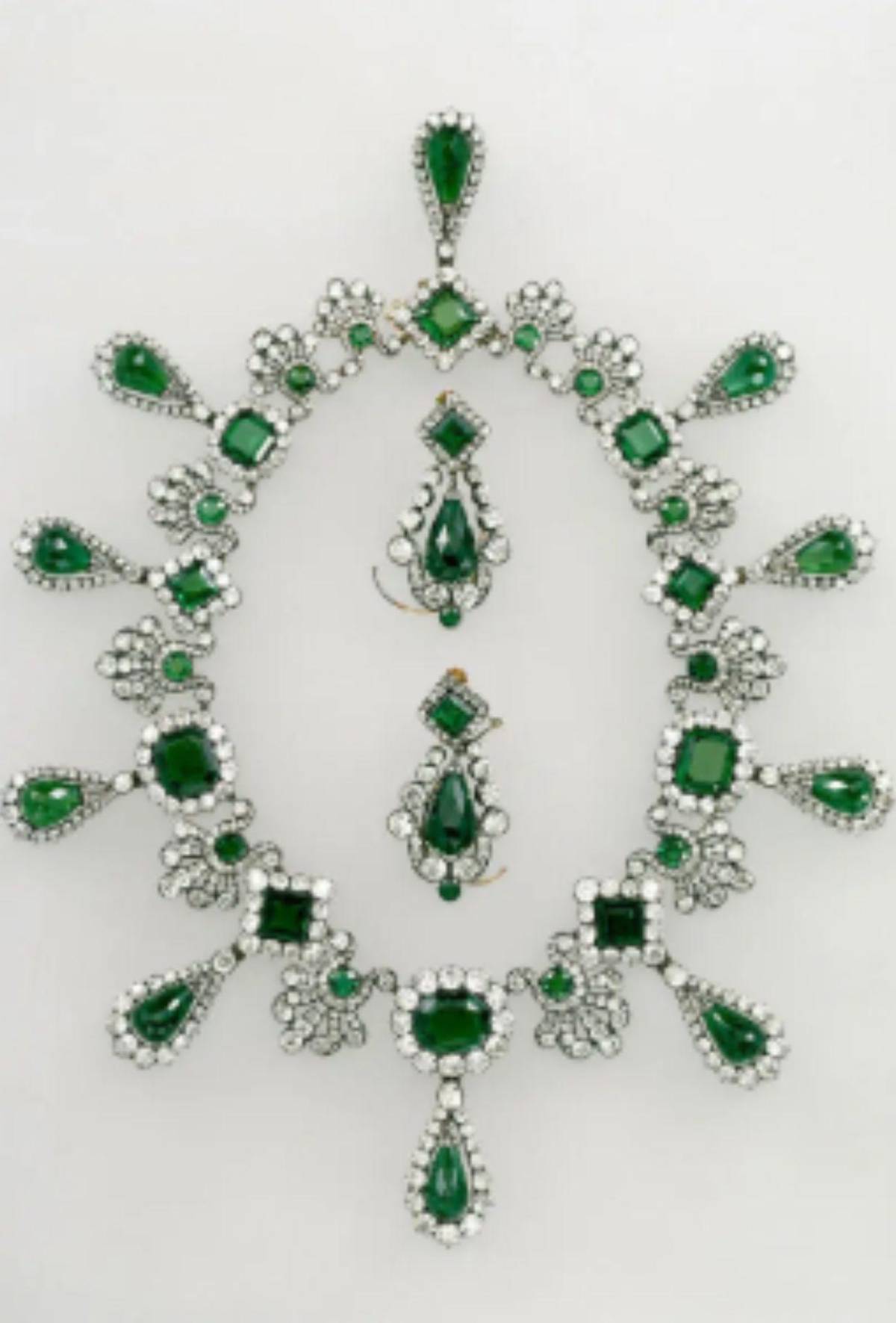 ¿Cuáles fueron las joyas robadas del salón Apolo del museo Louvre?