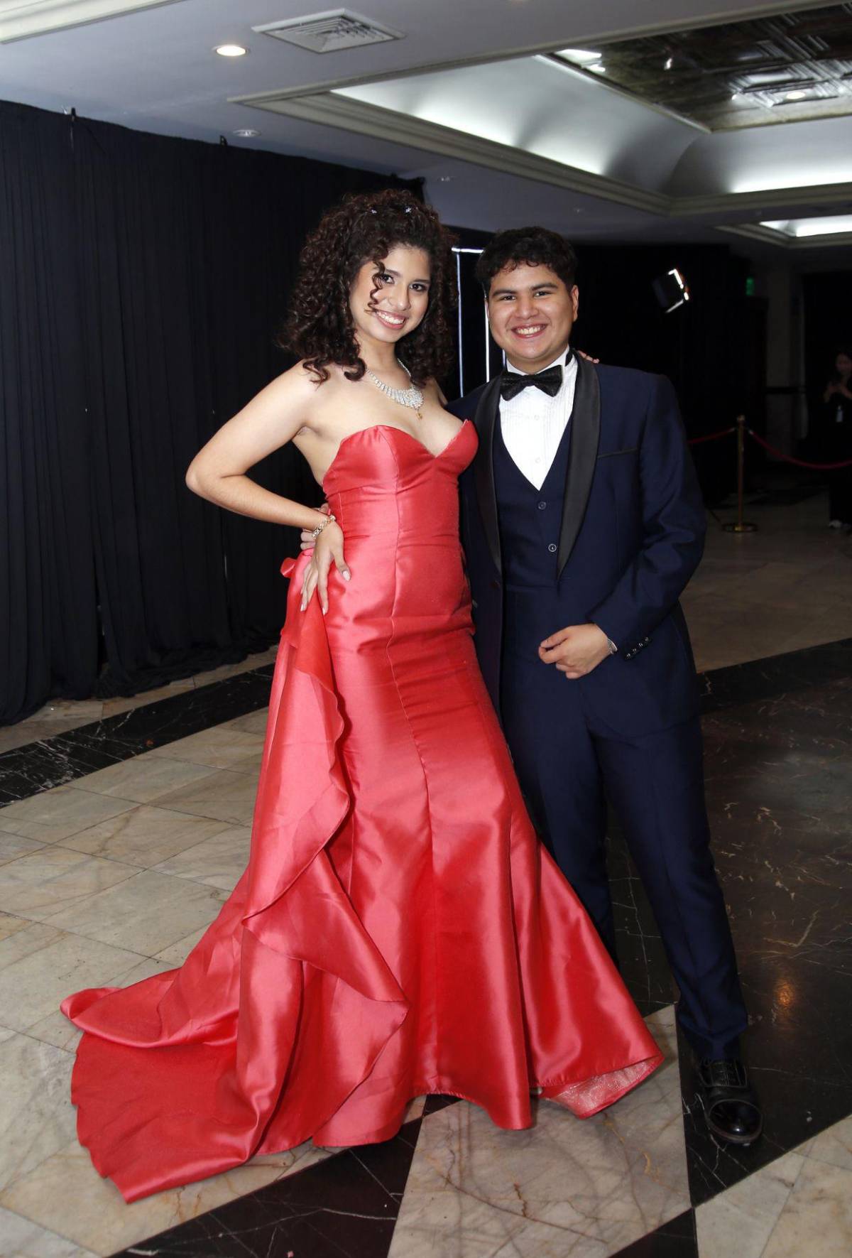 Seniors 2025 de The Mayan School celebran su última noche como compañeros