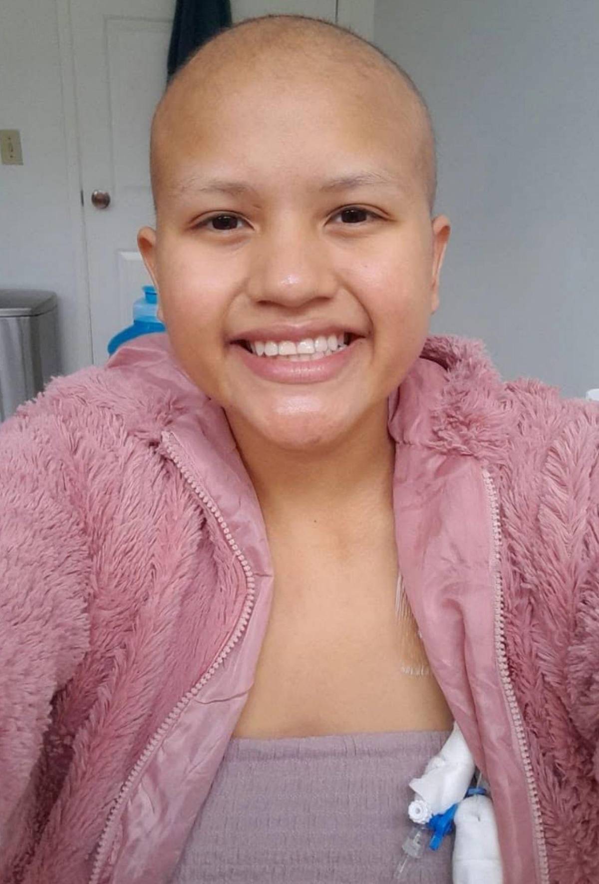 Hondureña con leucemia clama a Bukele para ser atentida en El Salvador; presidente responde